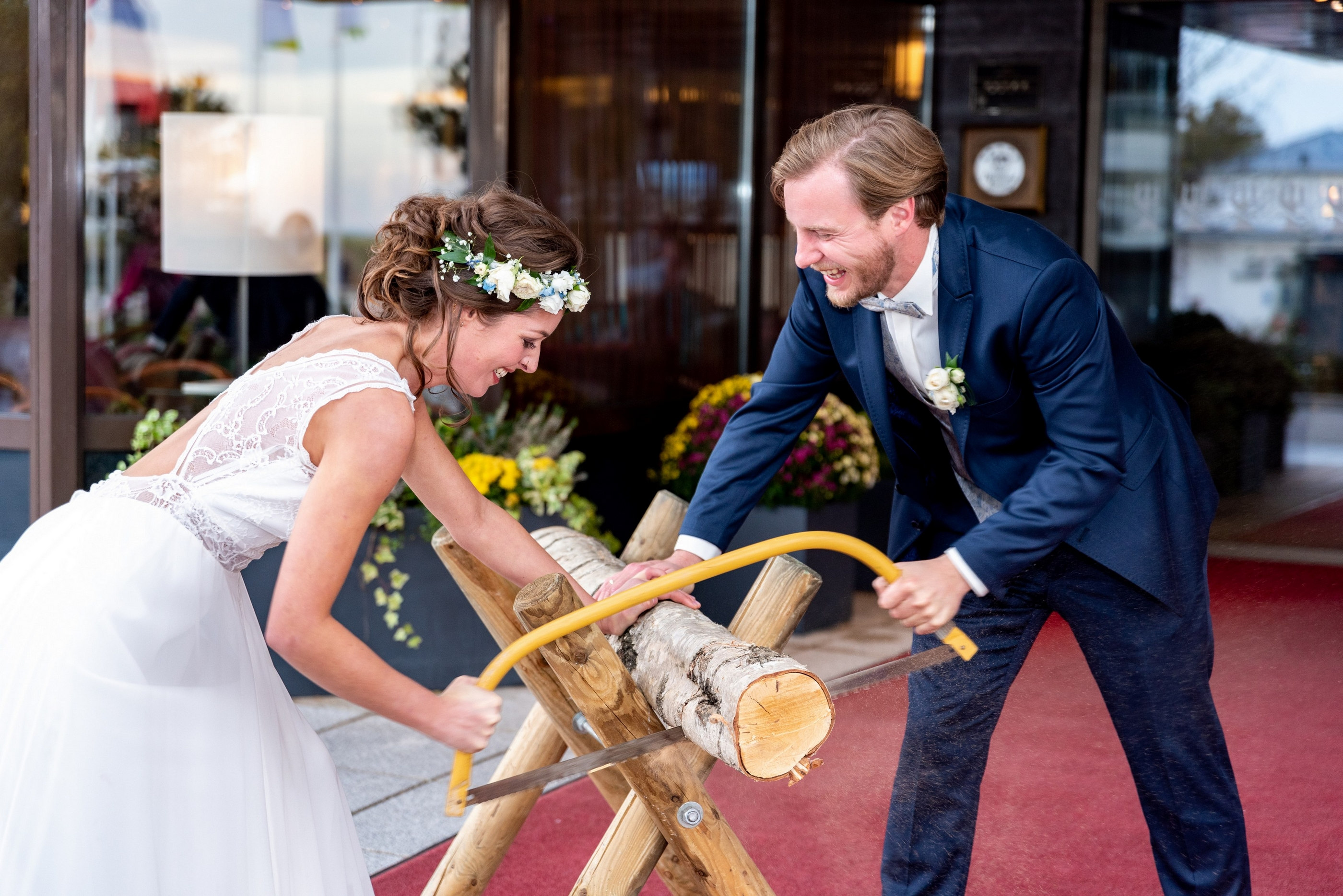 Baumstamm sägen, deutsche Hochzeitstradition, Brautpaar — Holger Martens