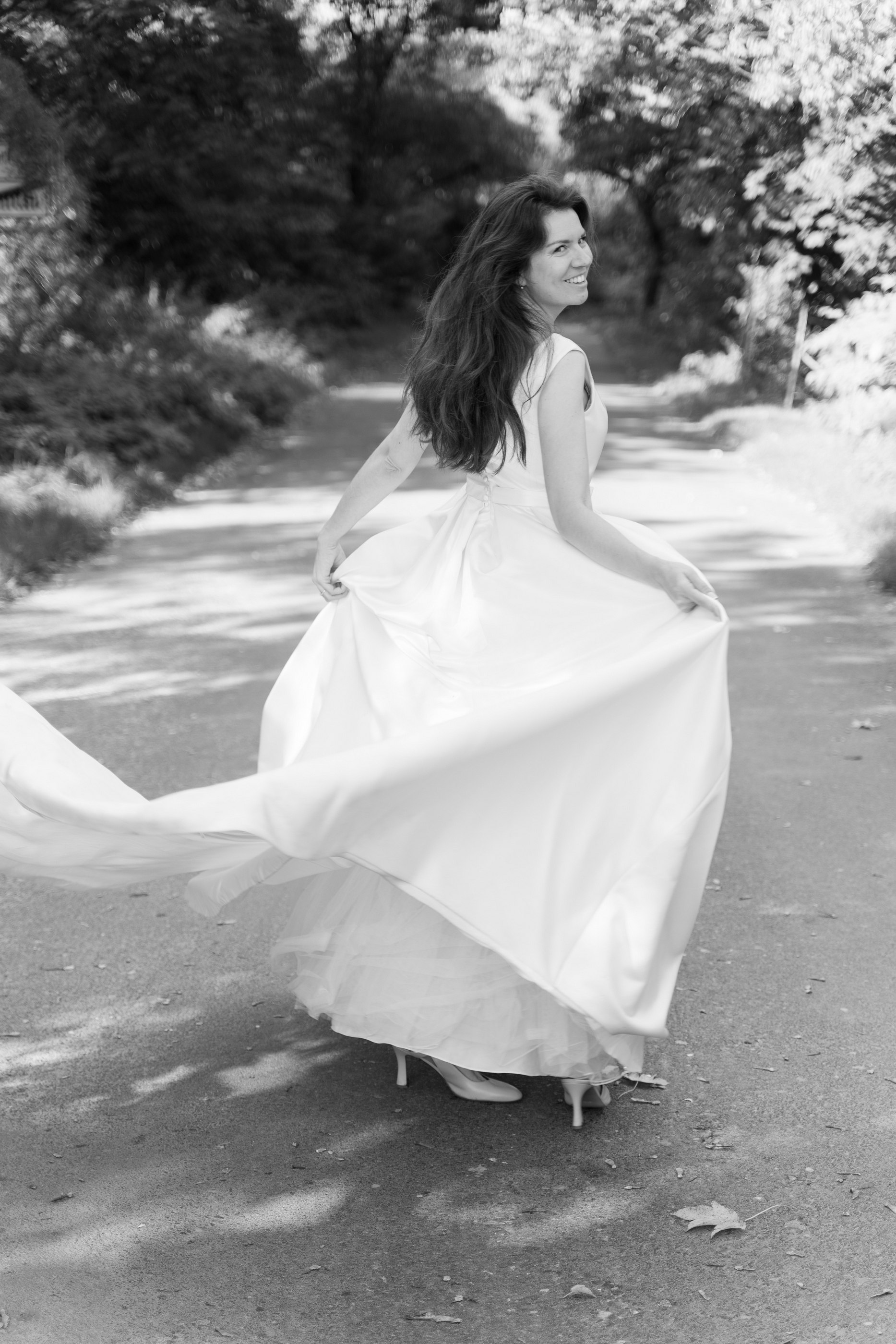 Braut im fließenden Kleid im Park, Schwarz-Weiß — Holger Martens
