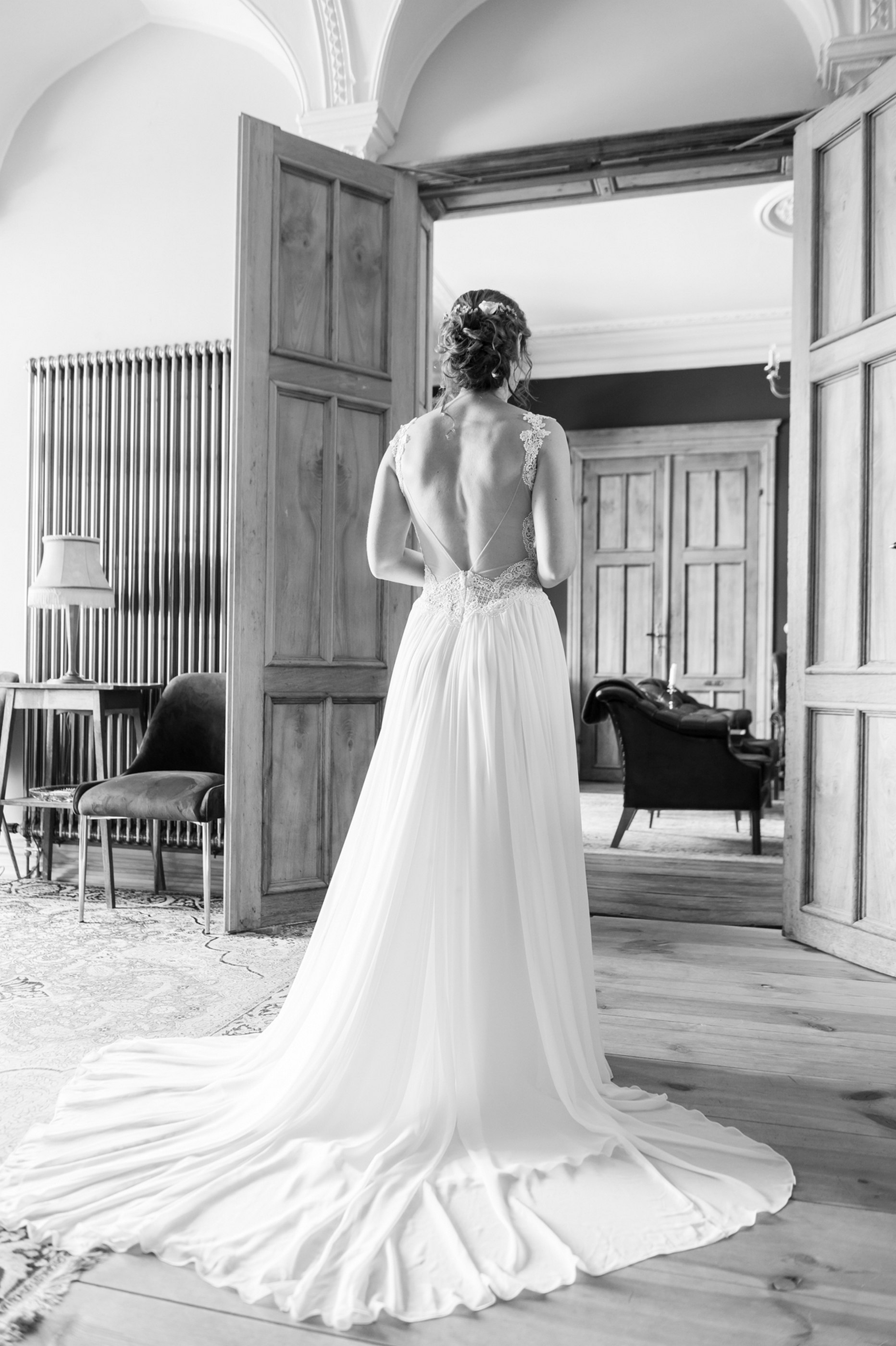Braut im historischen Herrenhaus, Rückansicht, Schwarz-Weiß — Holger Martens