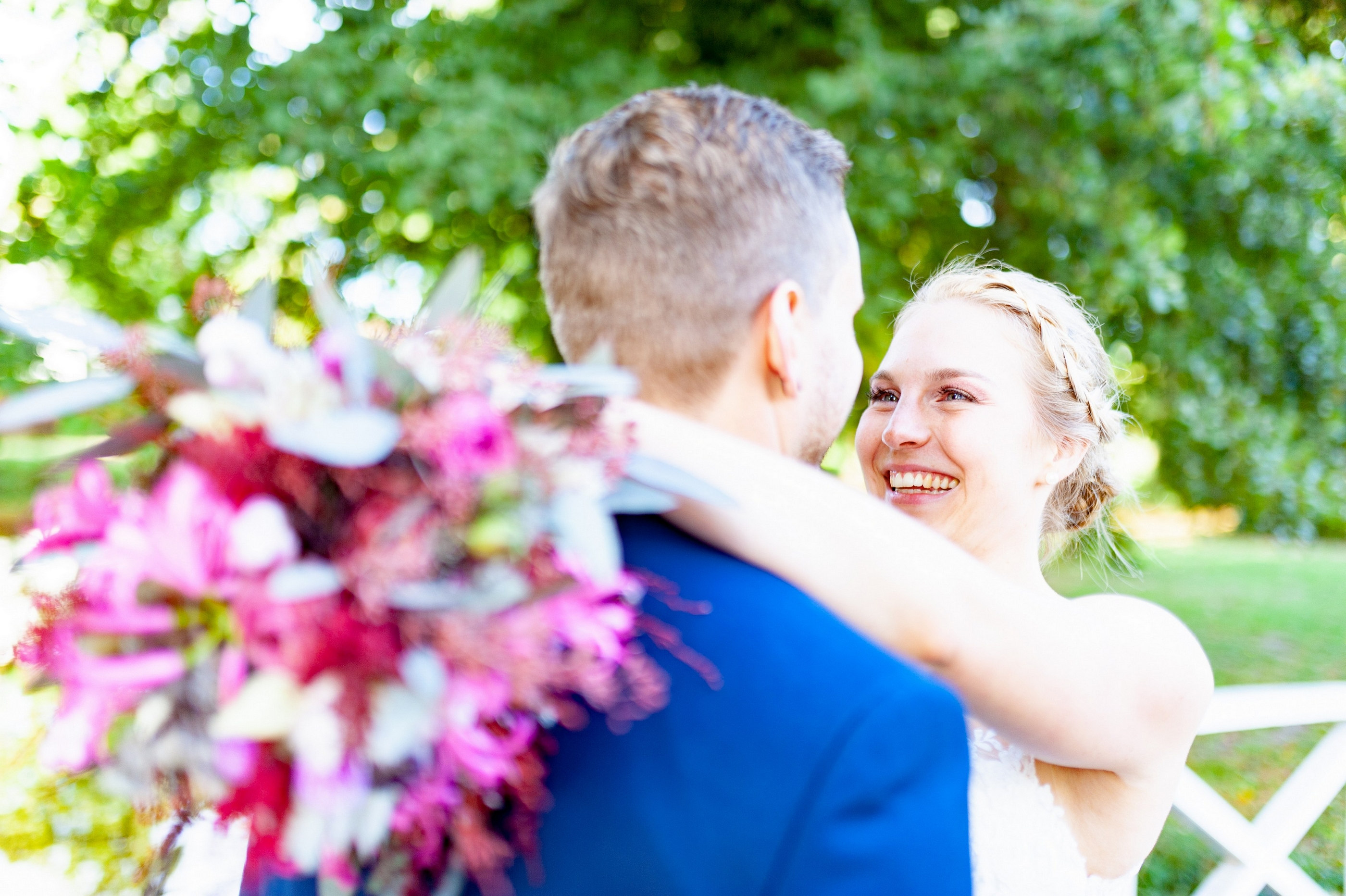 Braut lacht herzlich im Garten, Hochzeitsfreude — Holger Martens