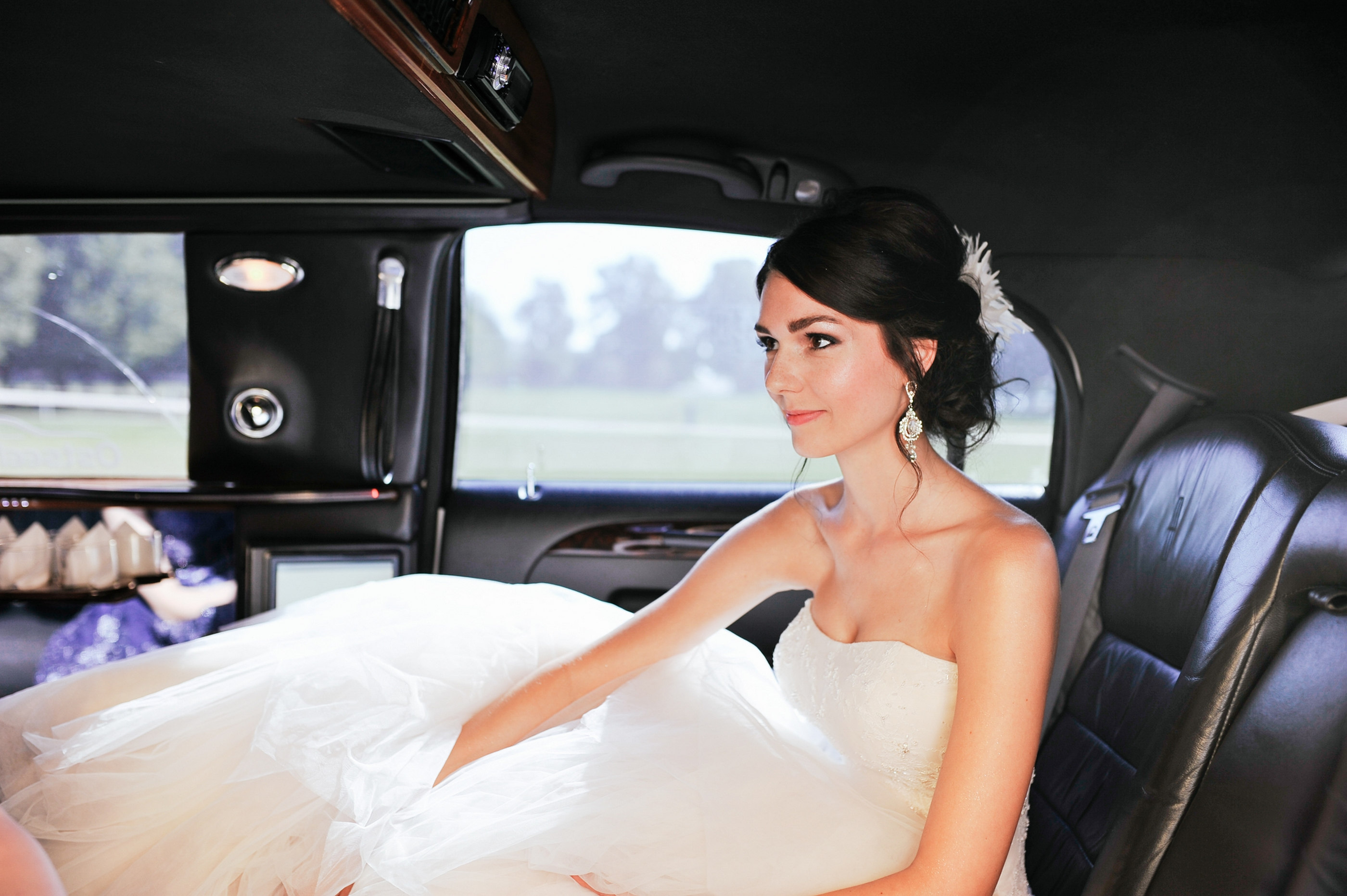 Braut in eleganter Limousine, Hochzeit — Holger Martens