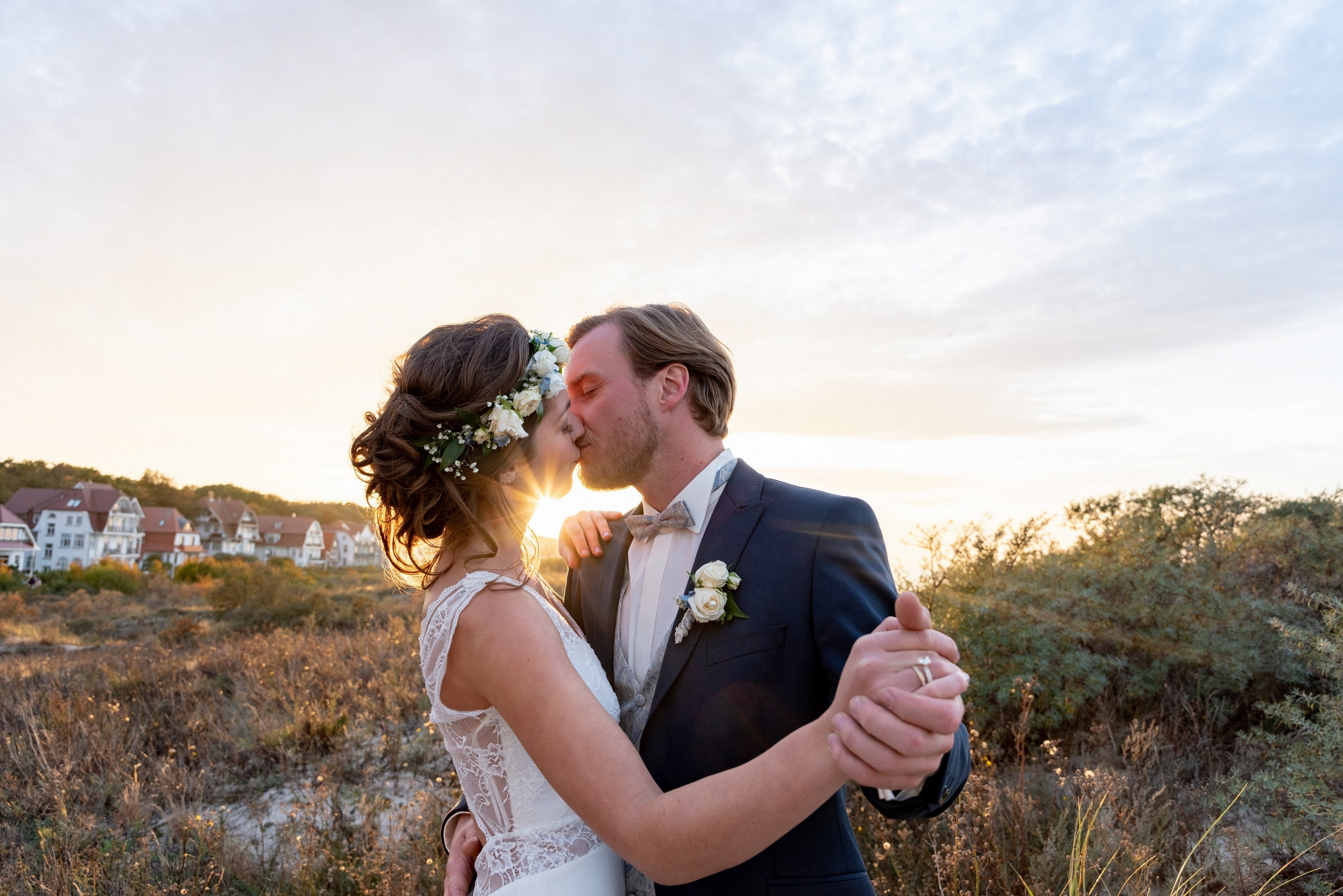 Brautpaar in Golden Hour, Dünen an der Ostsee — Holger Martens