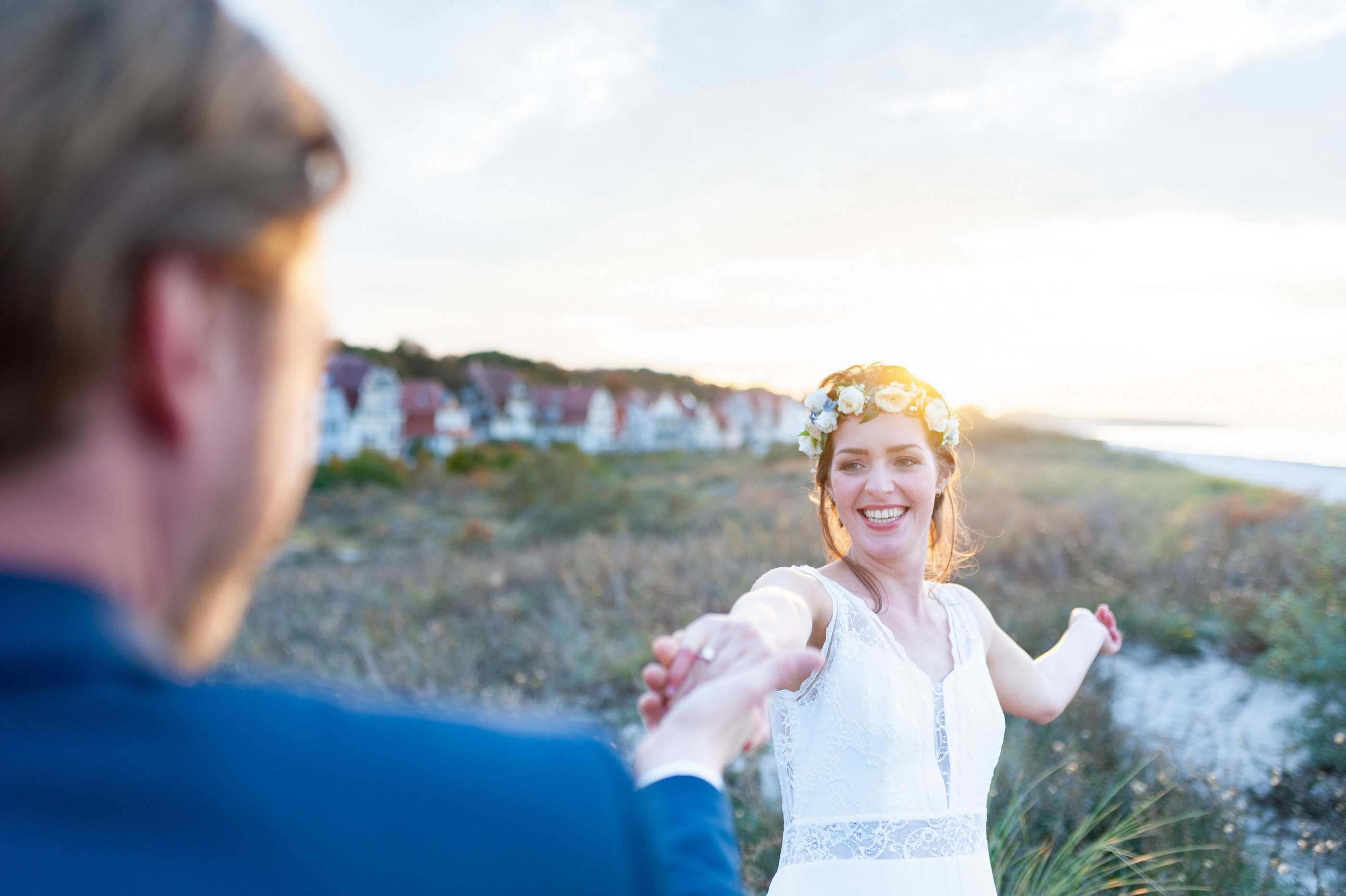 Brautpaar hält Hände am Strand in Golden Hour — Holger Martens
