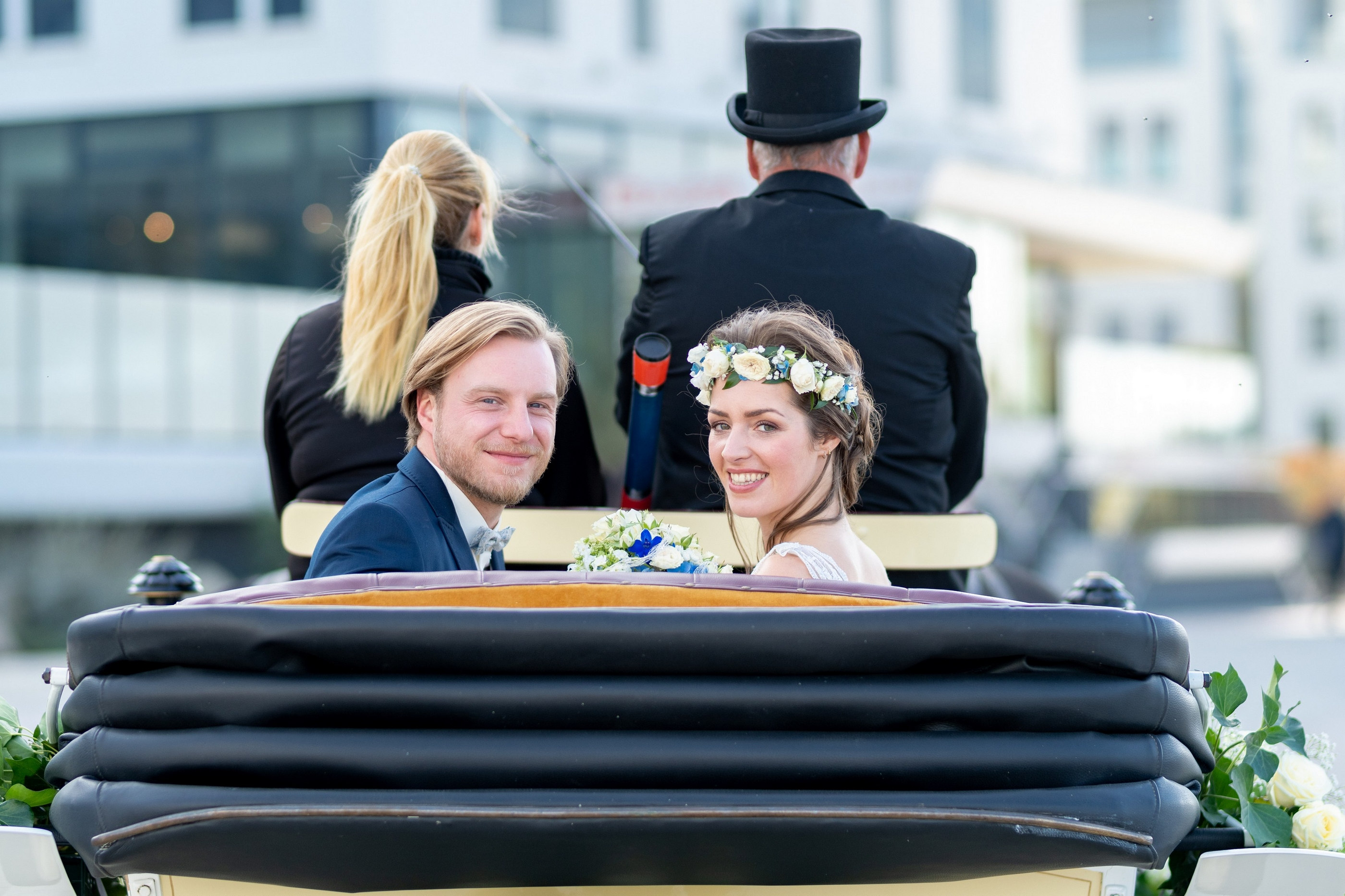 Brautpaar in Hochzeitskutsche, romantischer Moment — Holger Martens