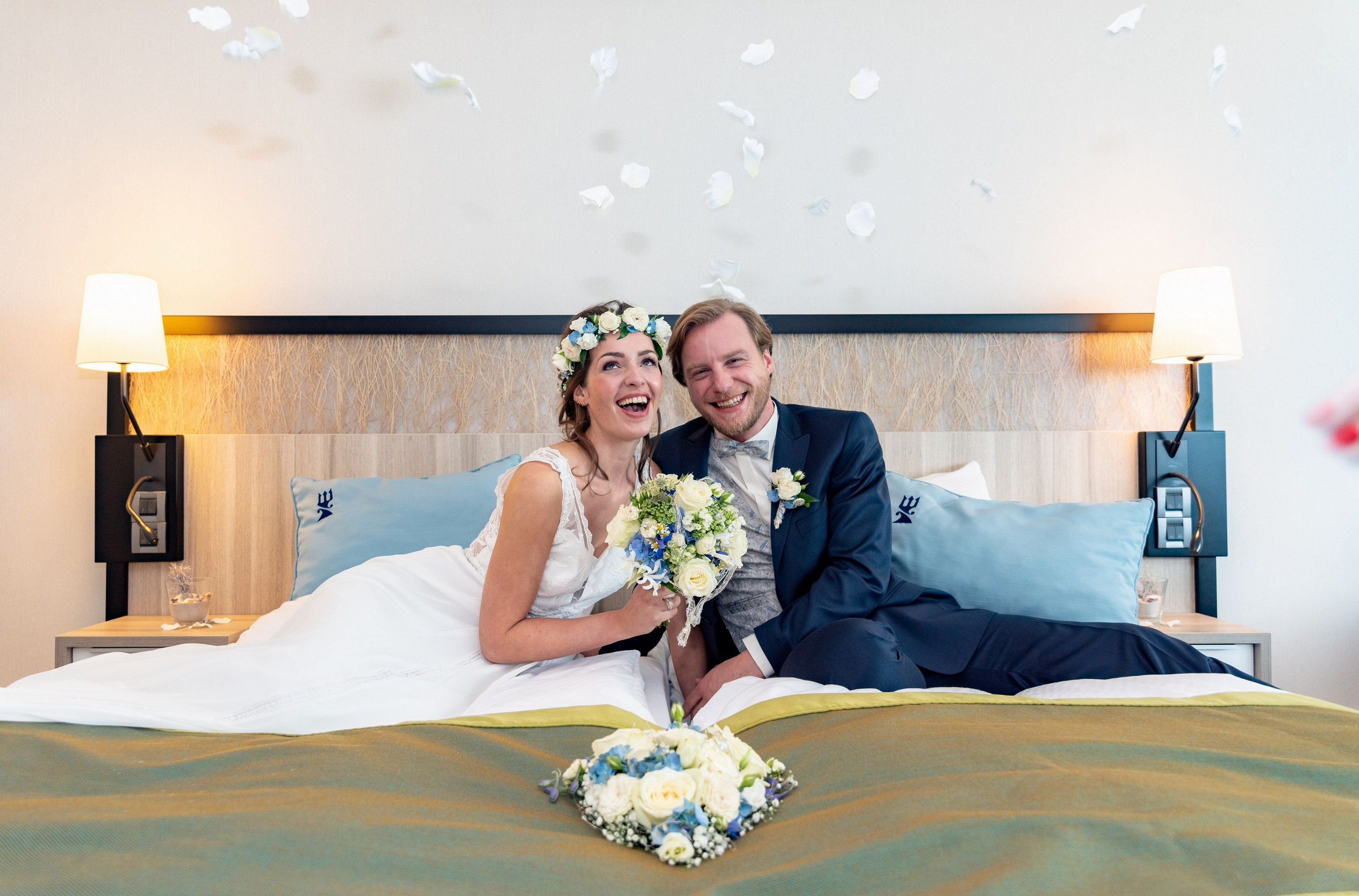 Brautpaar im Hotelzimmer mit Konfetti, Hochzeitsfeier — Holger Martens