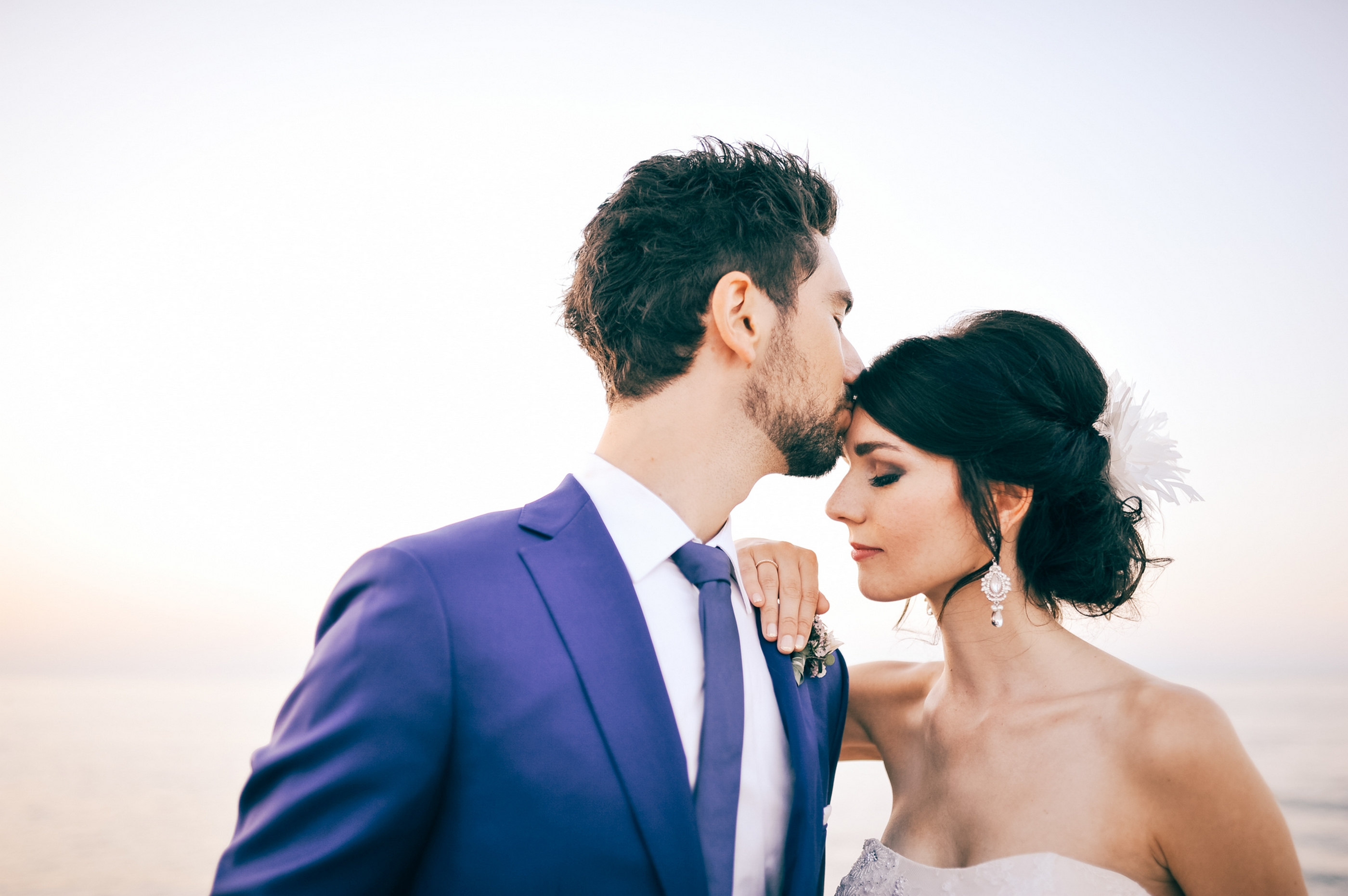 Brautpaar intimes Portrait, zärtlicher Stirnkuss — Holger Martens