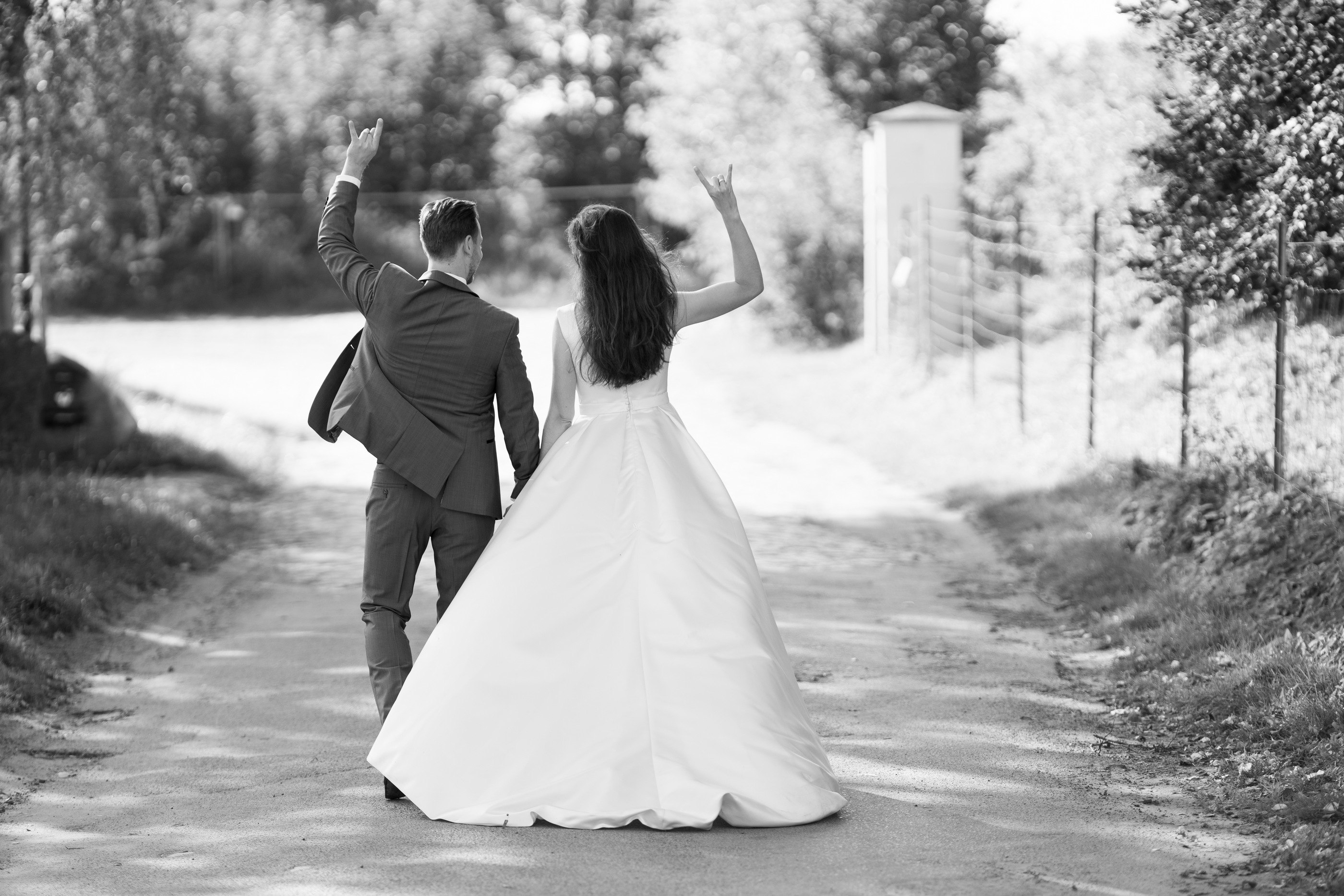 Brautpaar jubelt auf Landstraße, Schwarz-Weiß — Holger Martens