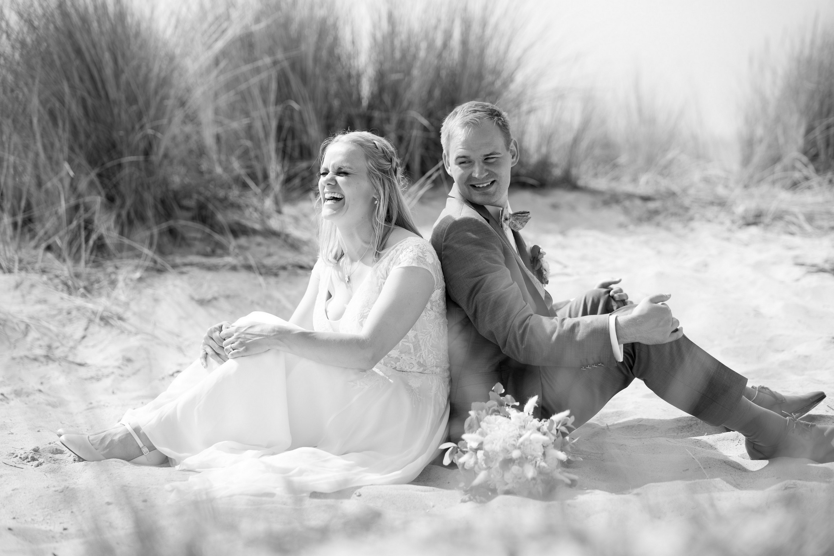 Brautpaar am Strand lachend, Schwarz-Weiß — Holger Martens