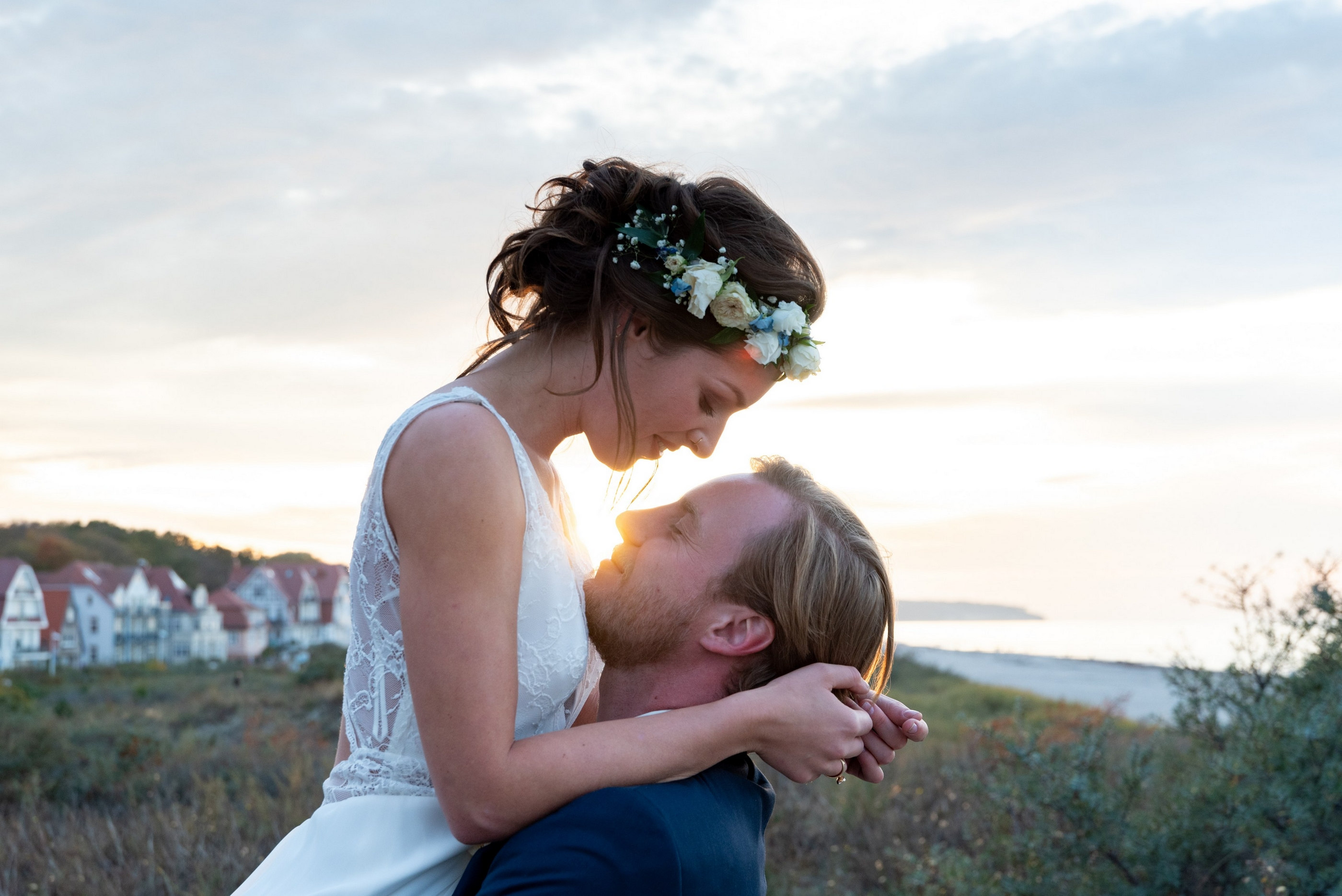 Brautpaar Umarmung in goldener Stunde, Küstenromantik — Holger Martens