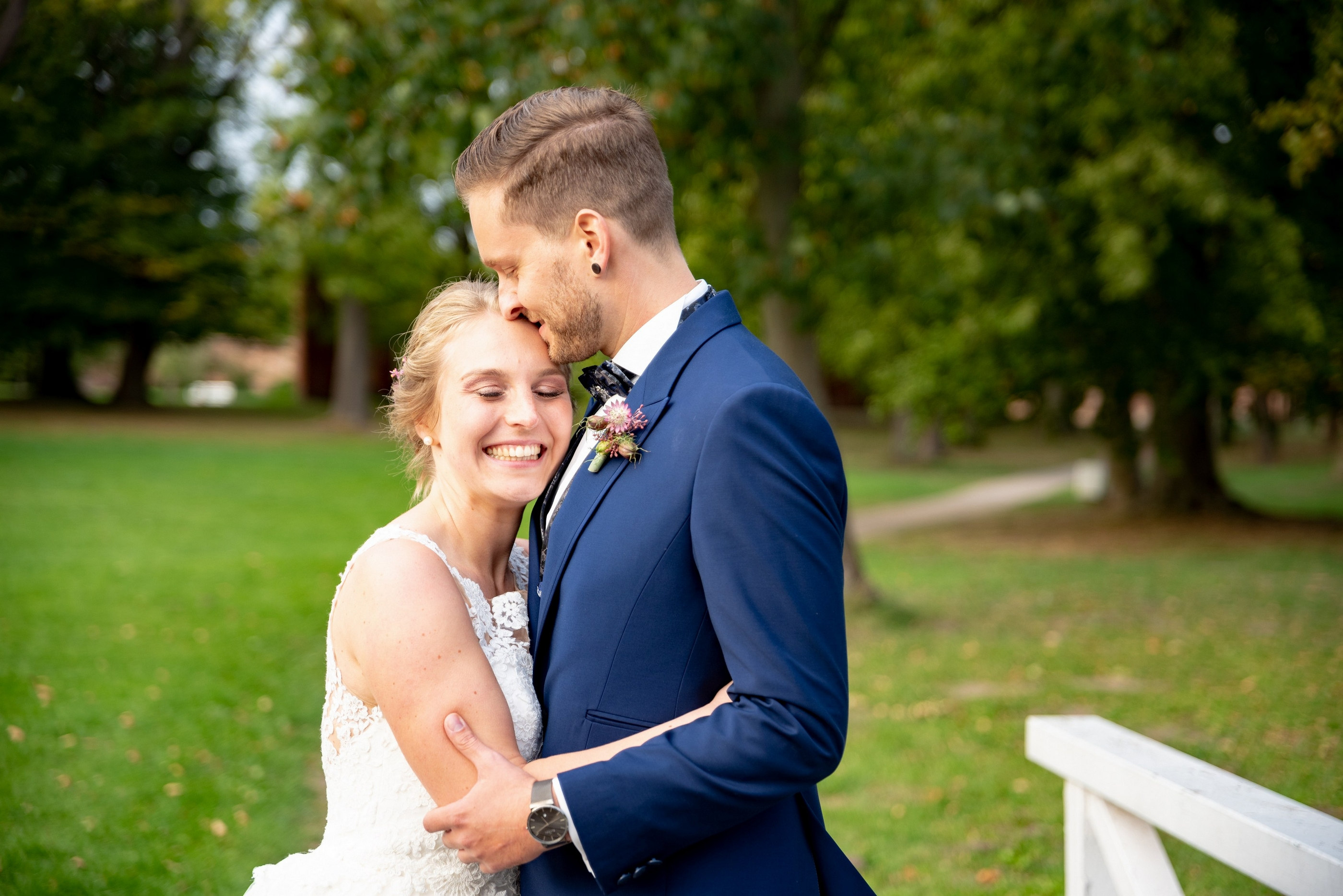 Brautpaar in Umarmung im Park, romantisch — Holger Martens