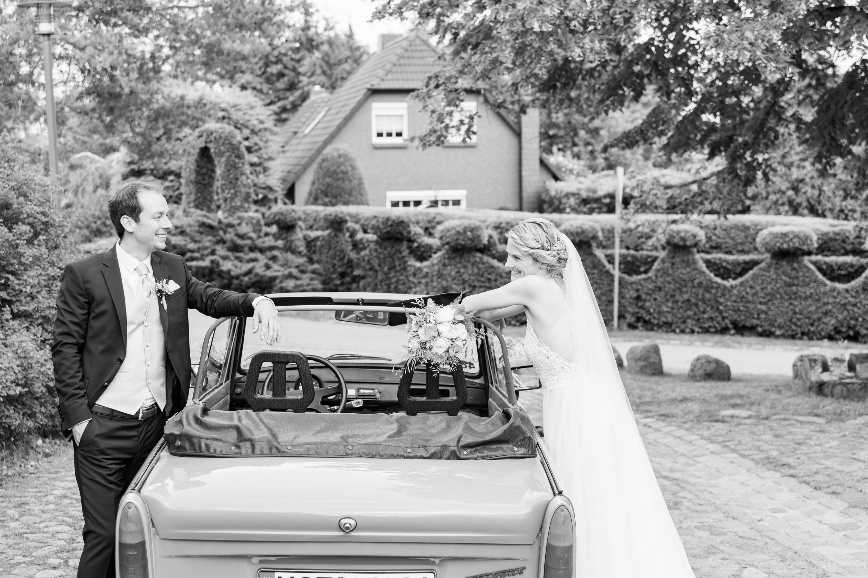 Brautpaar am Vintage Cabrio, Schwarz-Weiß — Holger Martens