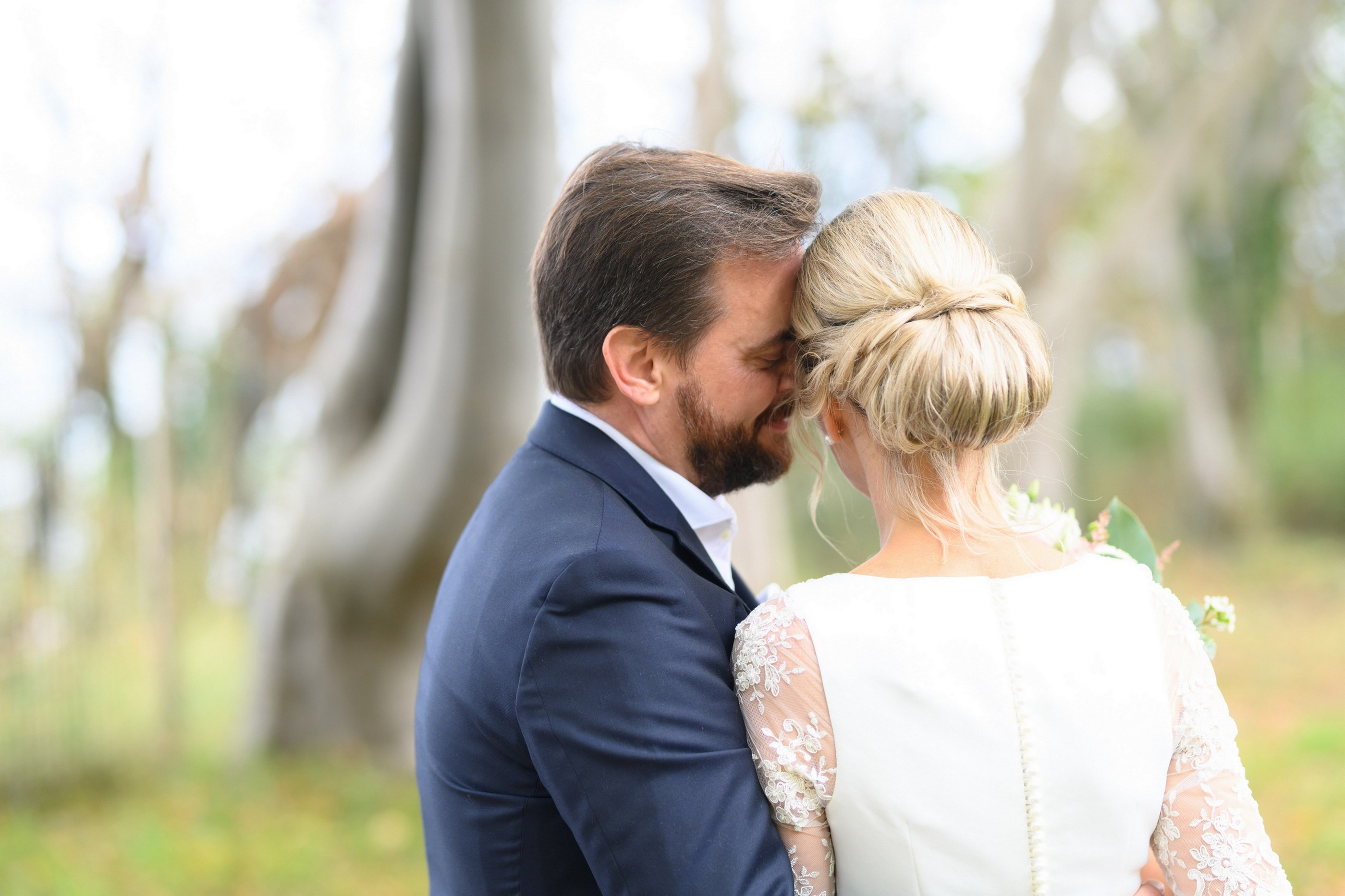 Brautpaar zartes Portrait, Stirn anlehnen — Holger Martens