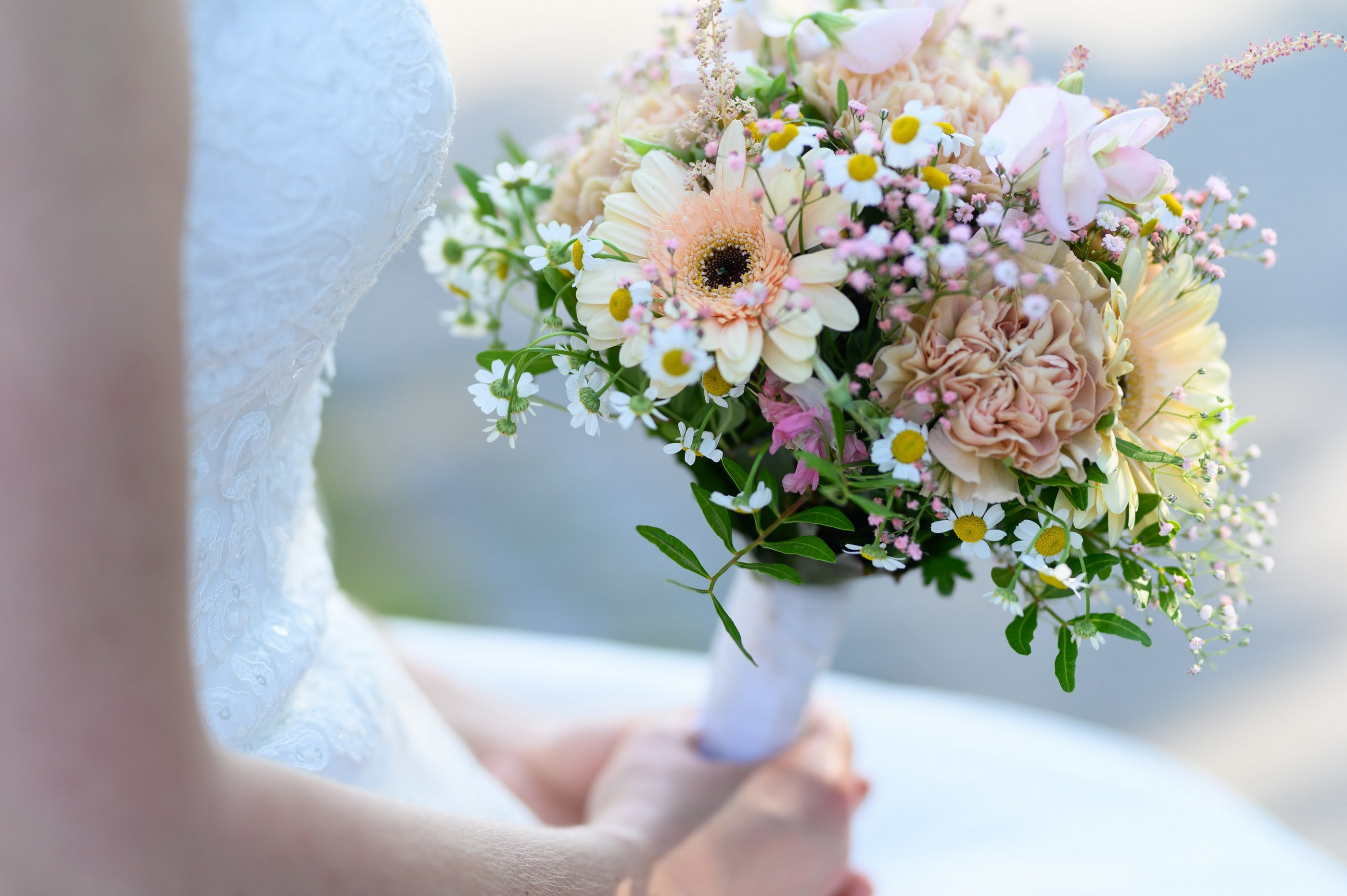 Brautstrauß mit Gerbera und Wildblumen, Spitzenschleier — Holger Martens
