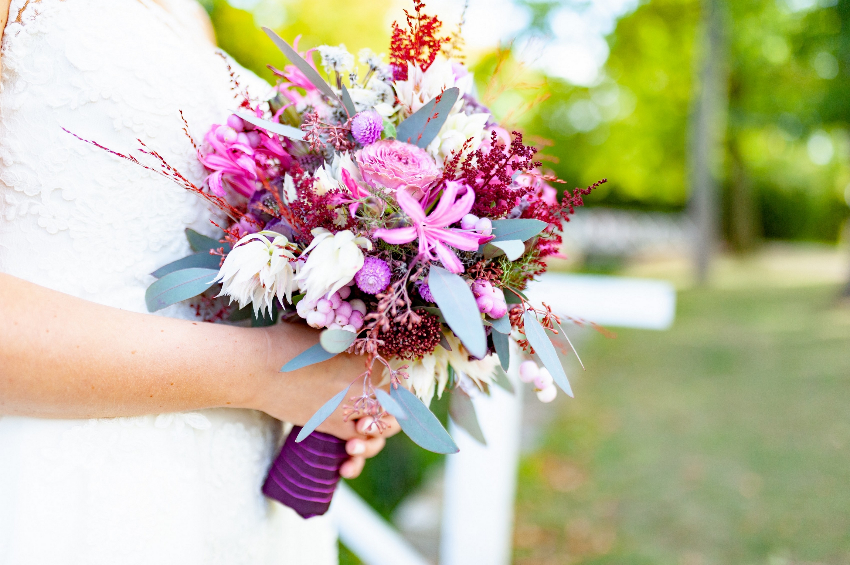 Brautstrauß mit lila Ranunkeln und Eukalyptus — Holger Martens