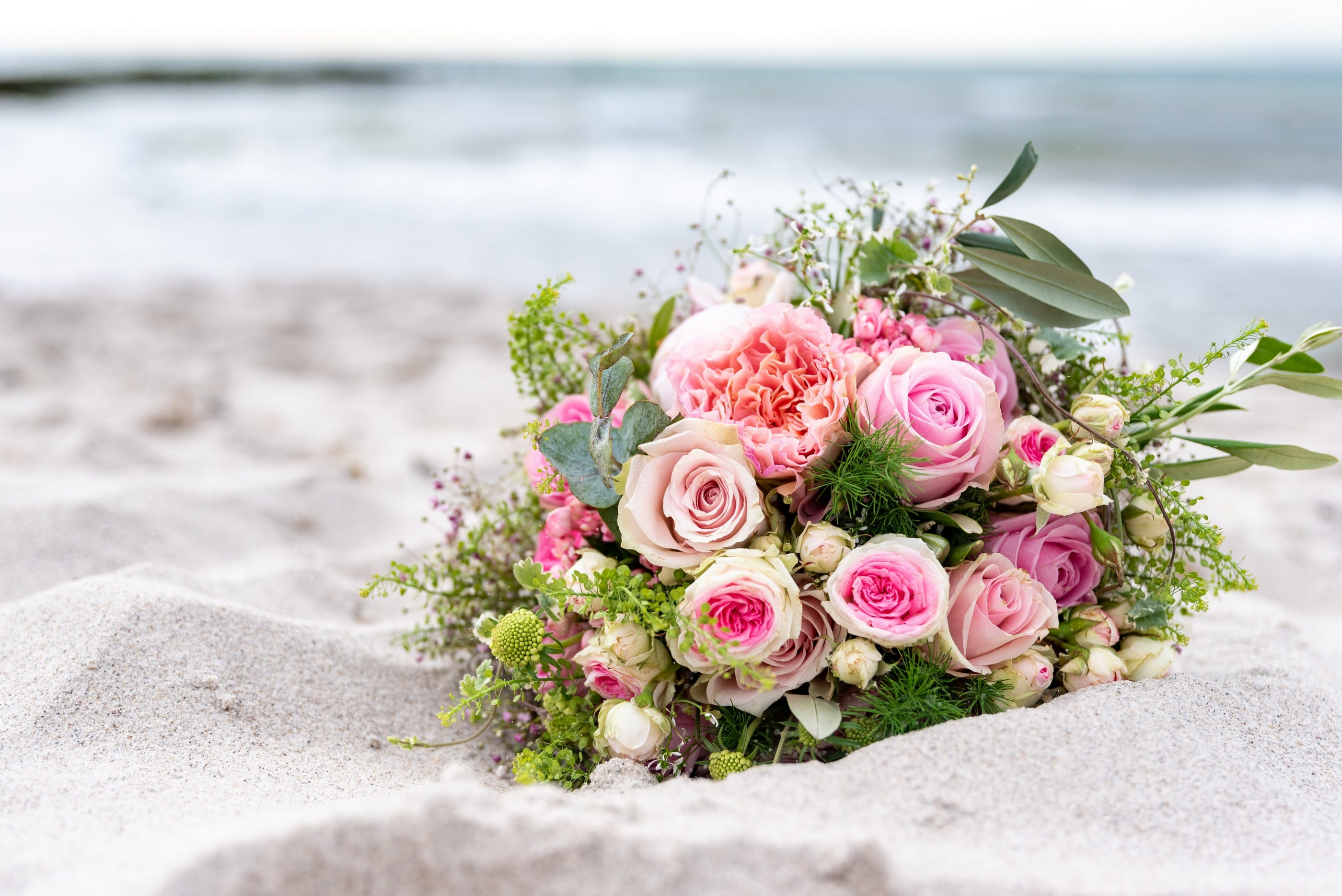 Brautstrauß aus rosa Rosen am Strand — Holger Martens