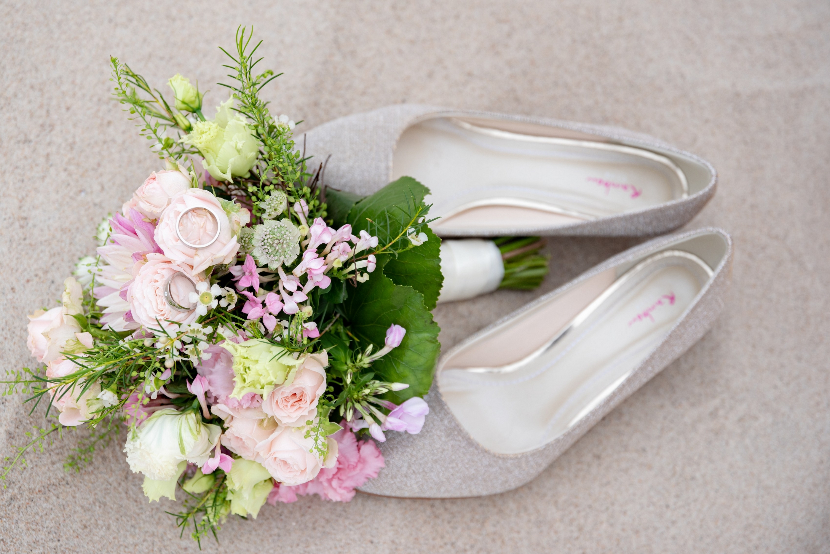 Hochzeitsdetails: Brautstrauß, Schuhe und Eheringe — Holger Martens