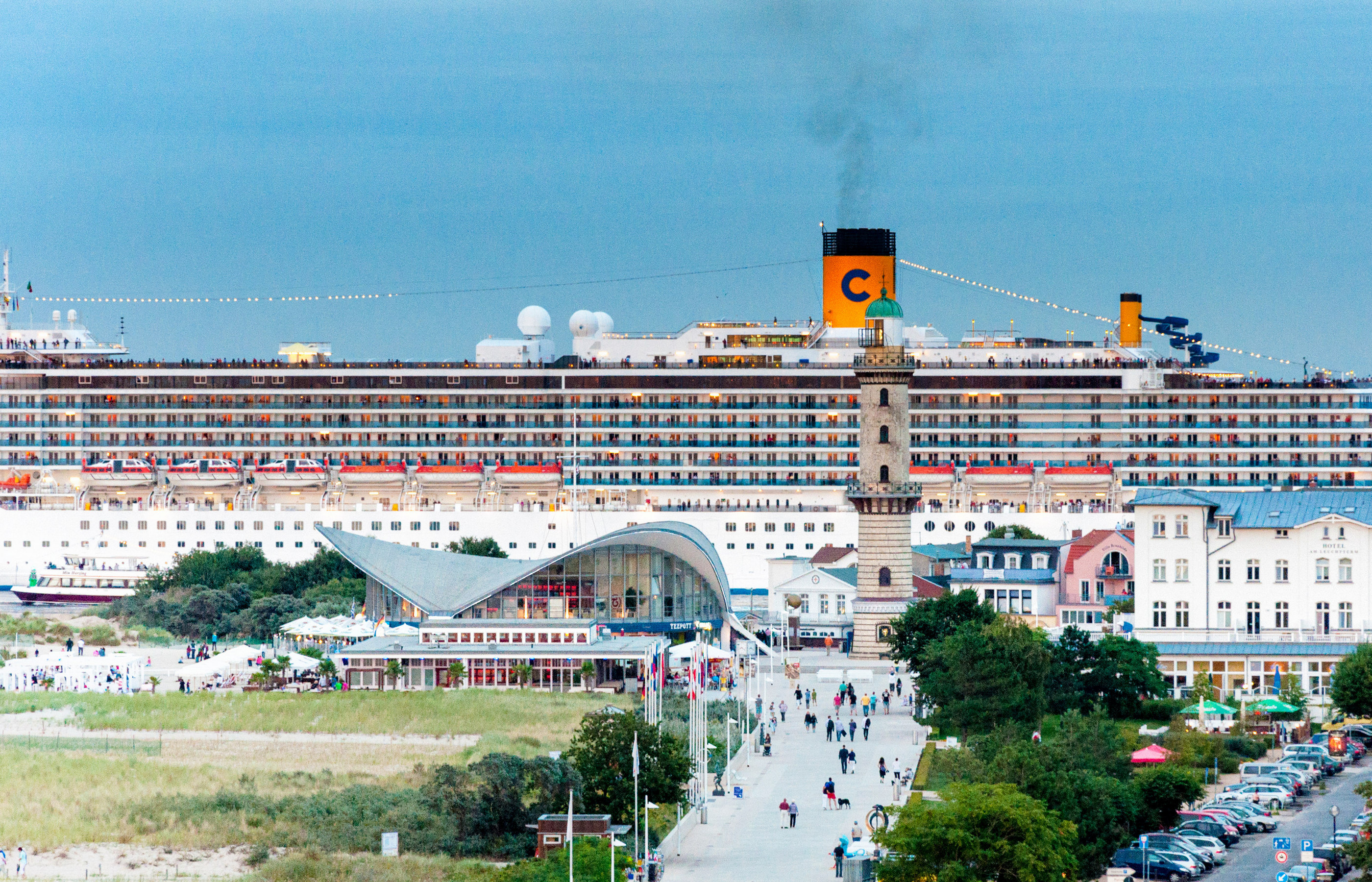 Costa Kreuzfahrtschiff Warnemünde Hafen — Holger Martens