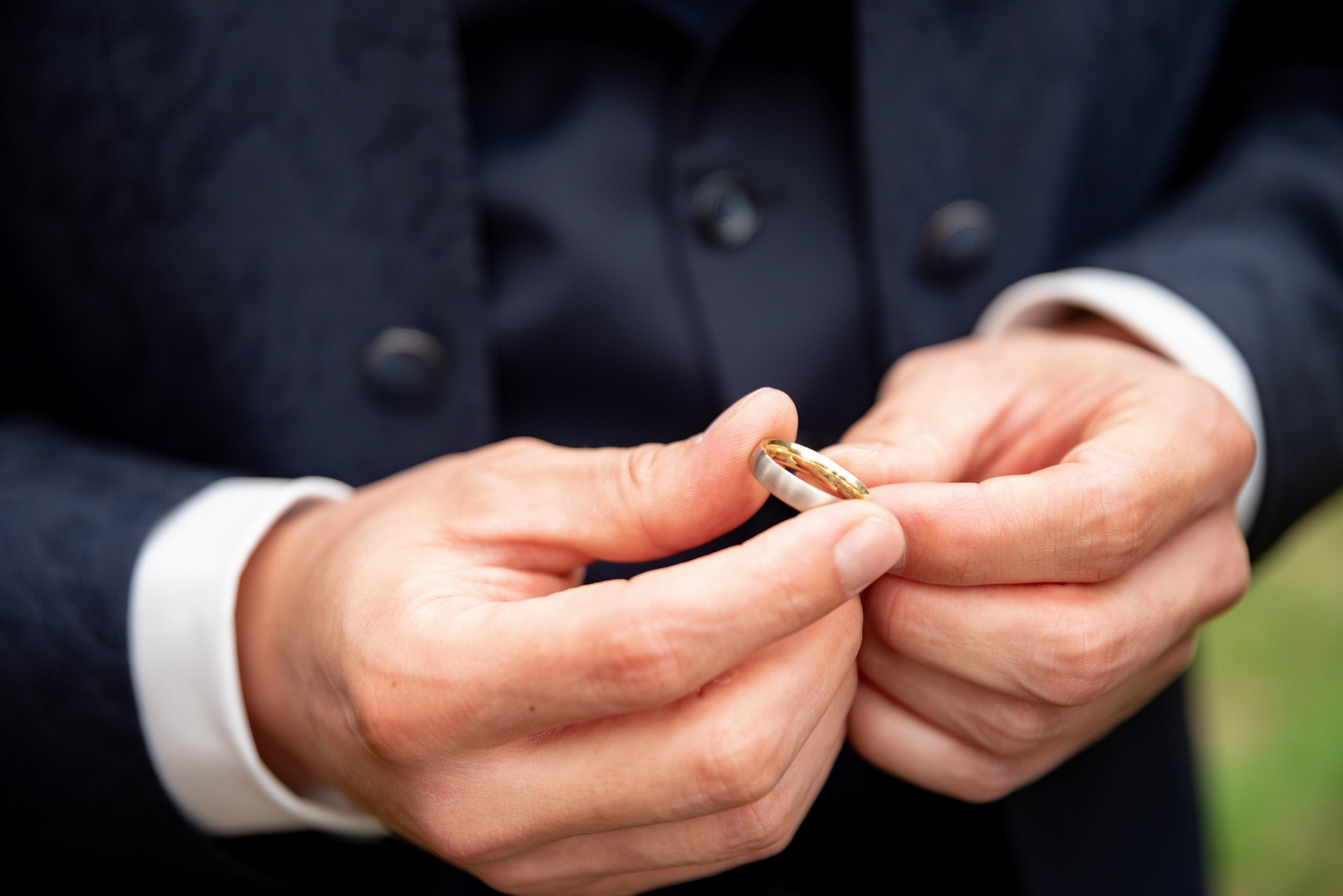 Ehering in Hand des Bräutigams, Zeremoniedetail — Holger Martens