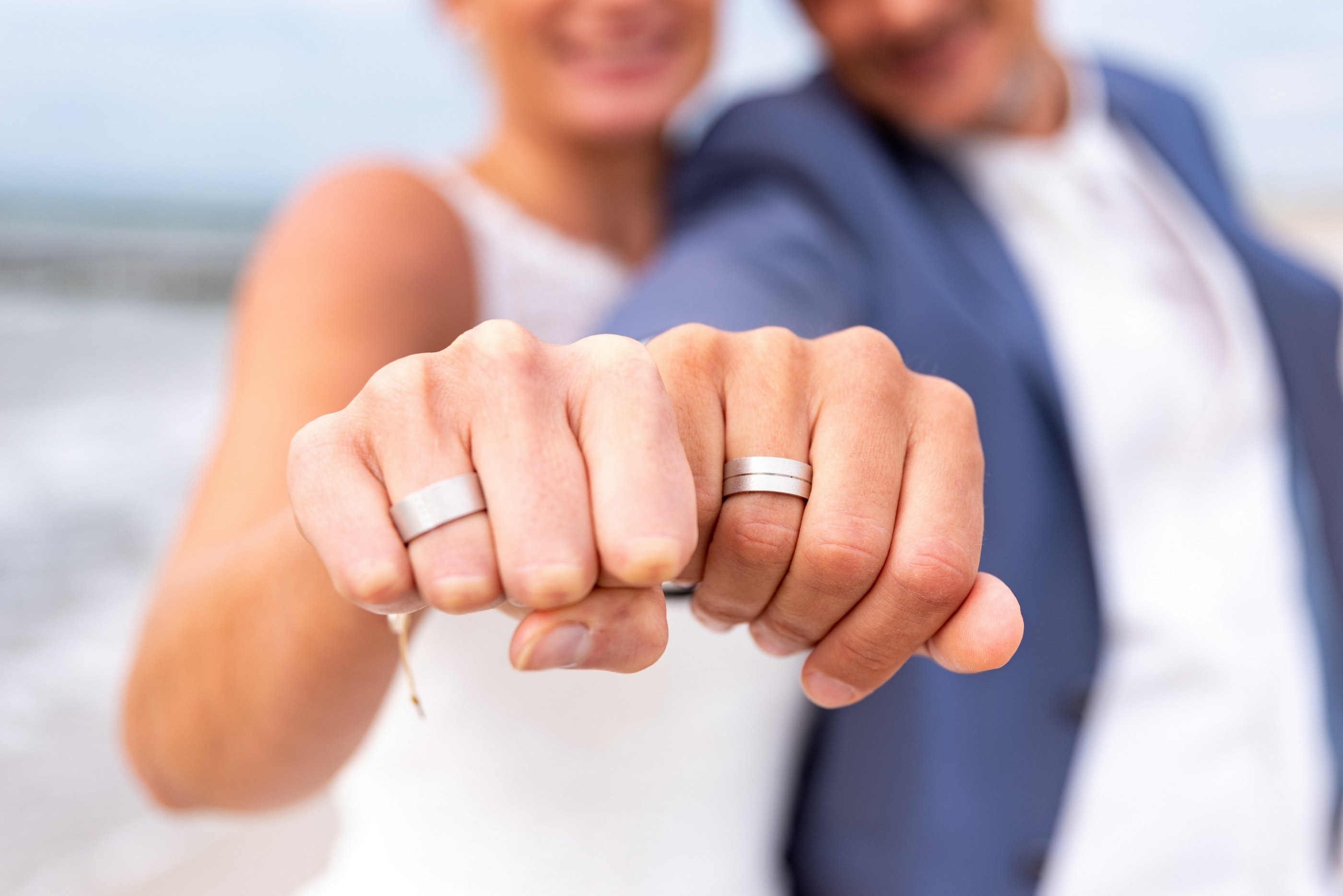 Eheringe an Händen, symbolische Hochzeitsgeste — Holger Martens