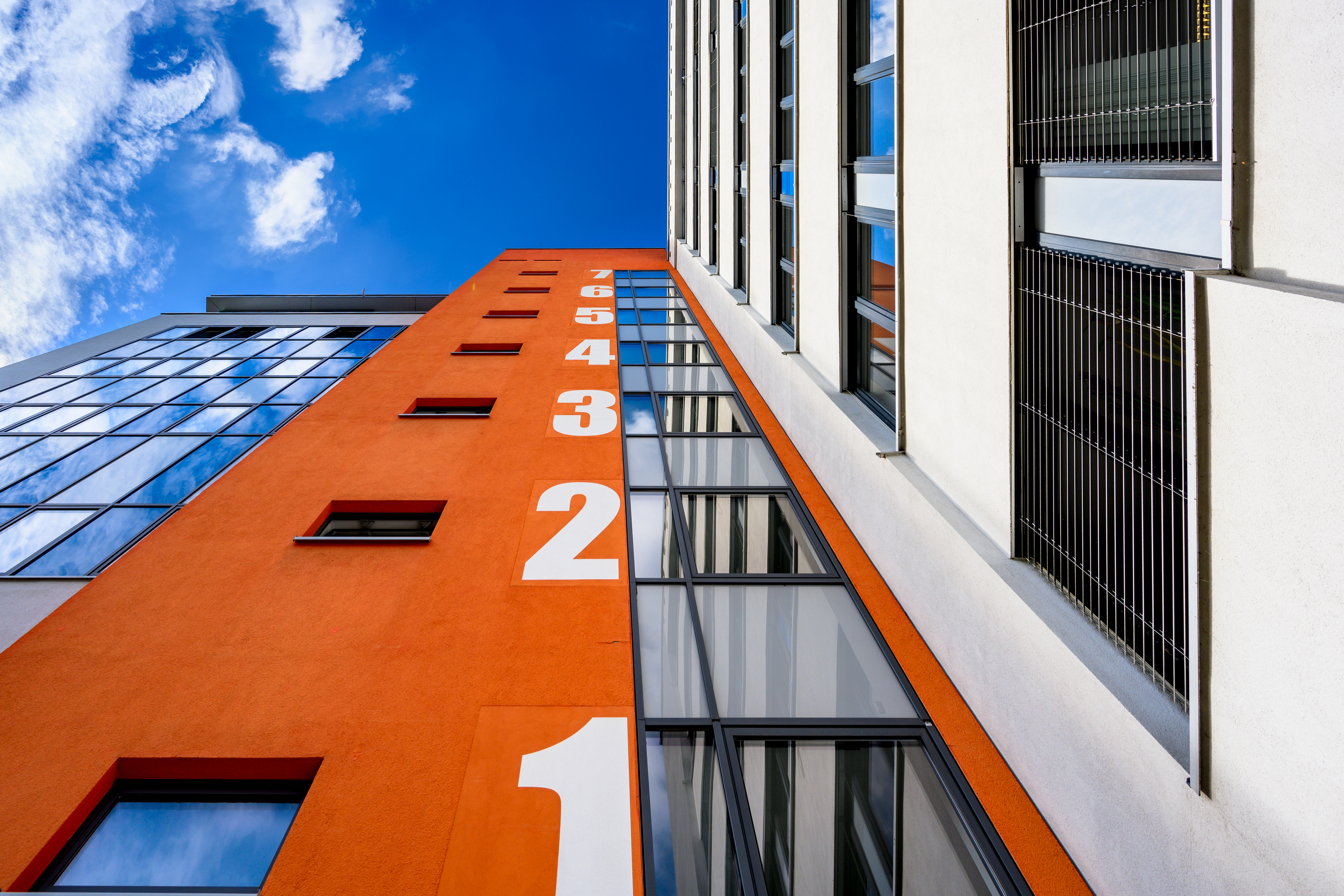 Fassade Orange Zahlen Holger Martens