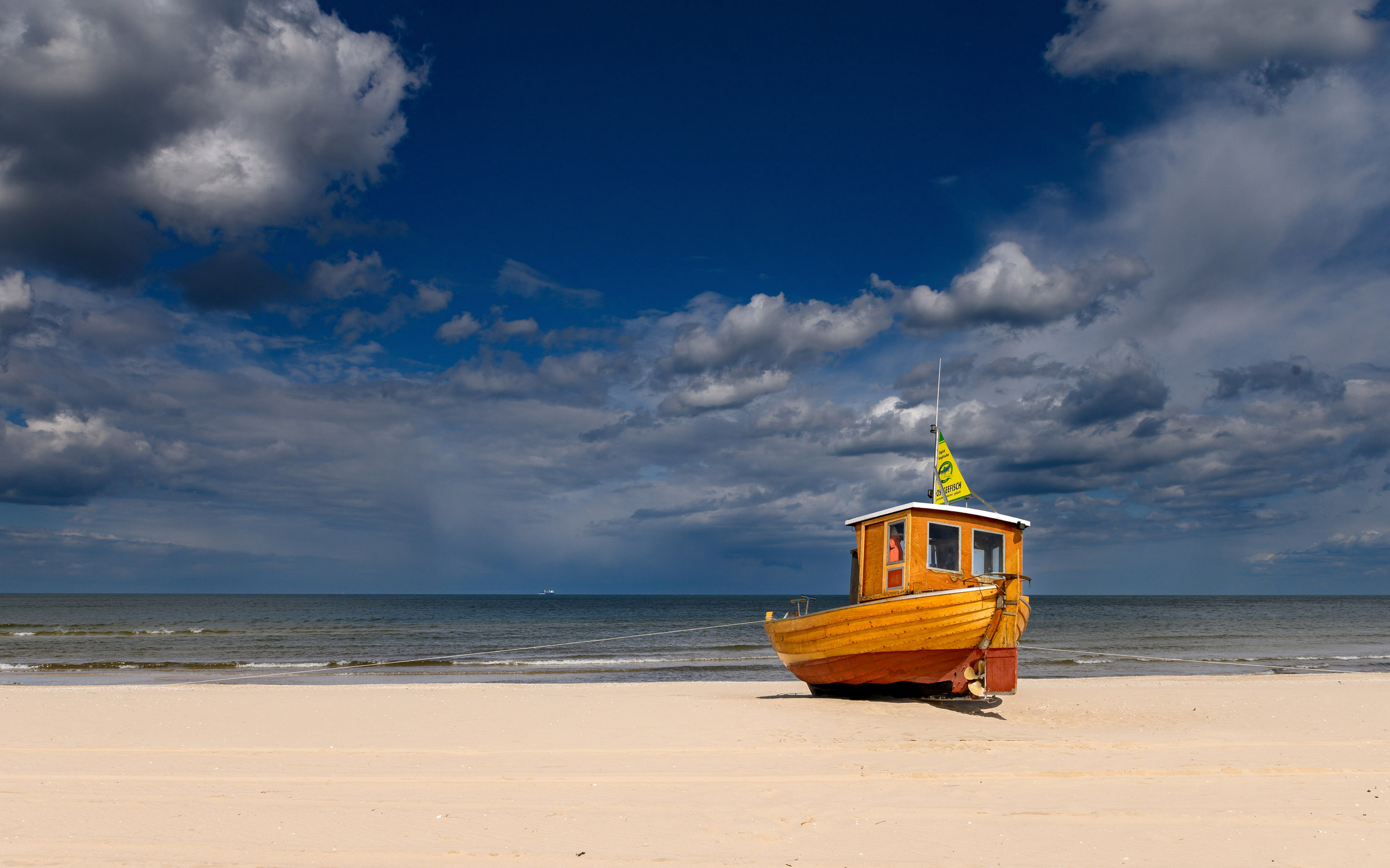 Fischerboot Ostseestrand maritime Einsamkeit — Holger Martens