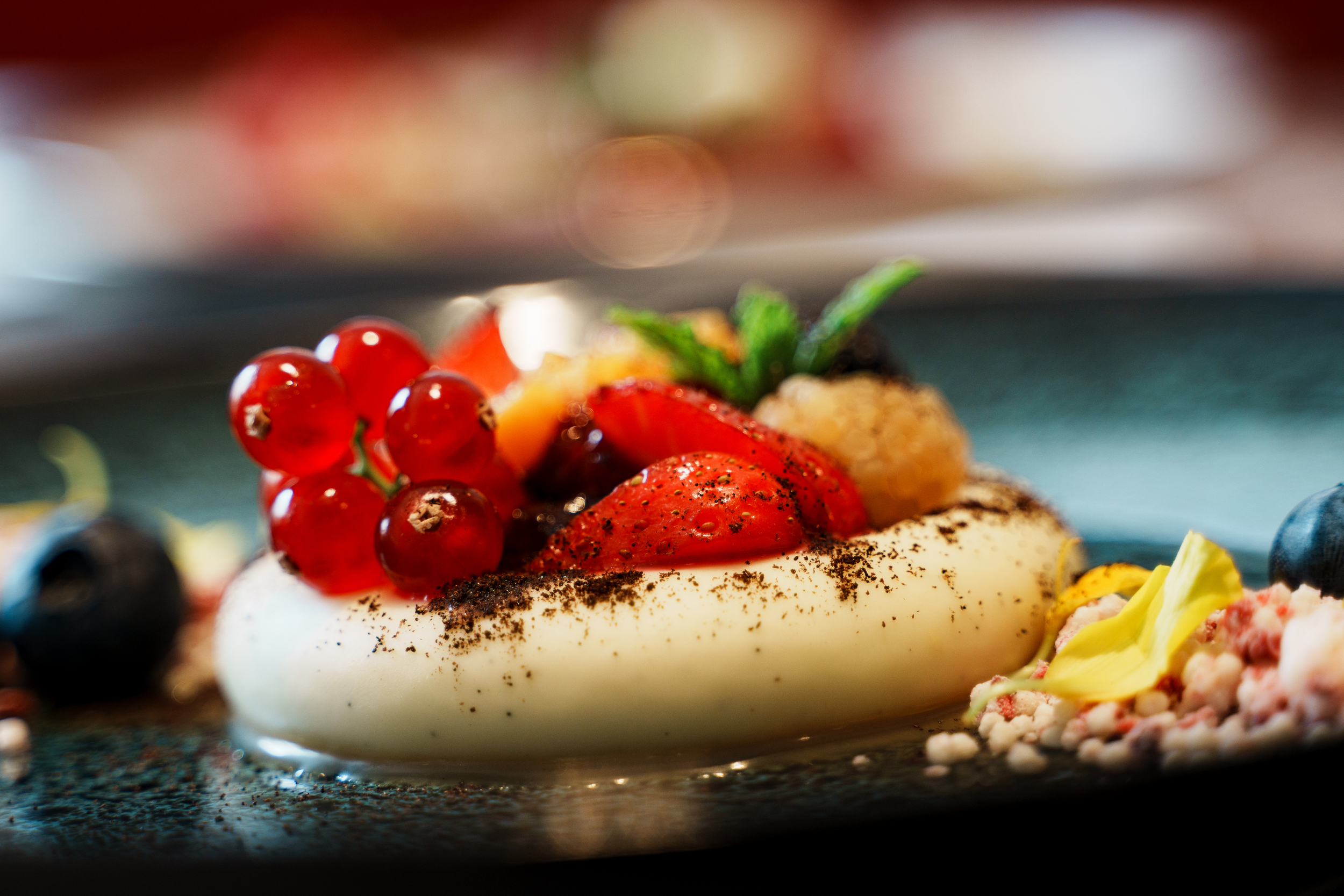 Foodfotografie: Dessert mit Beeren und Panna Cotta