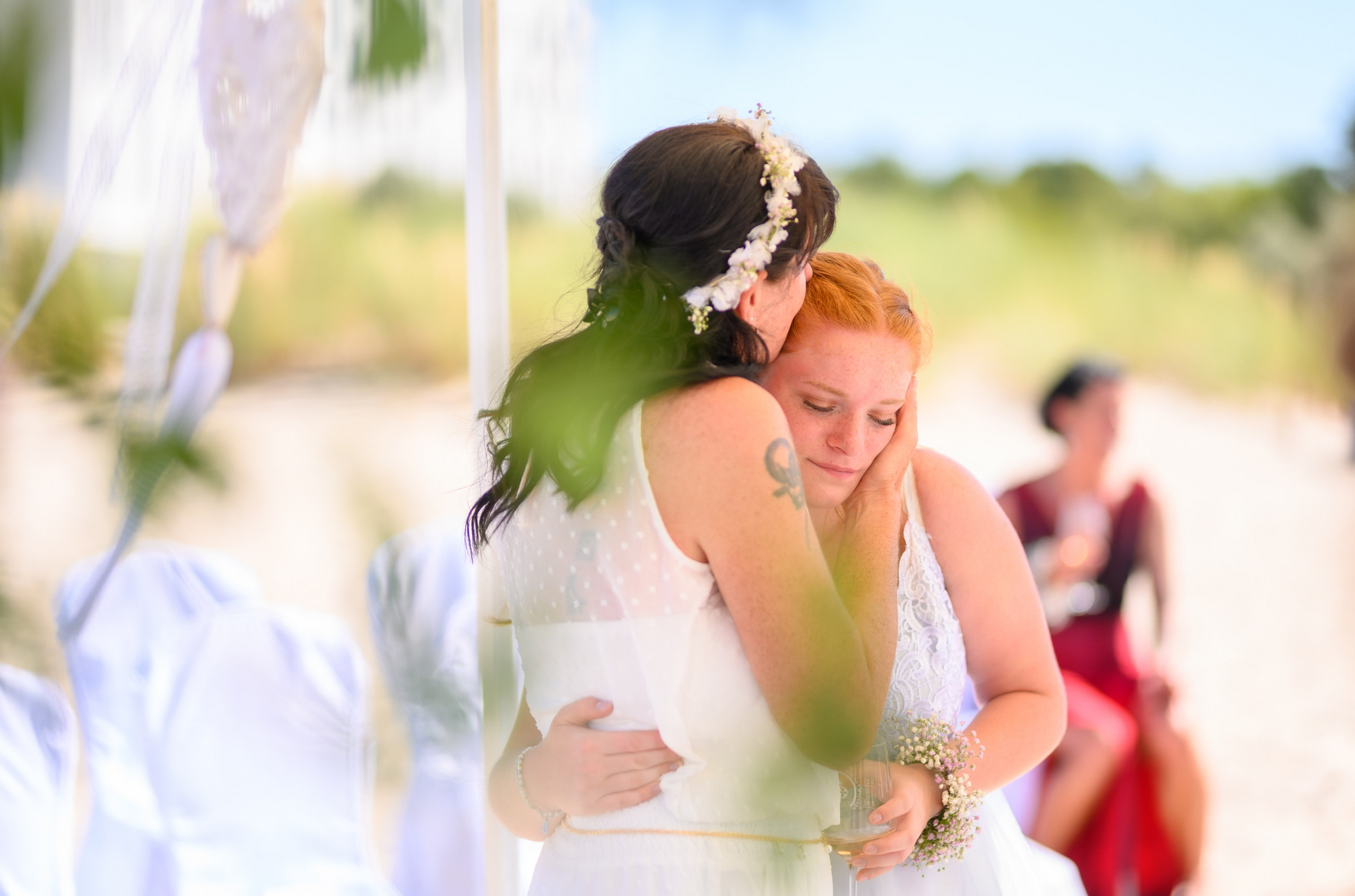 Gleichgeschlechtliche Hochzeit, zwei Bräute in inniger Umarmung — Holger Martens