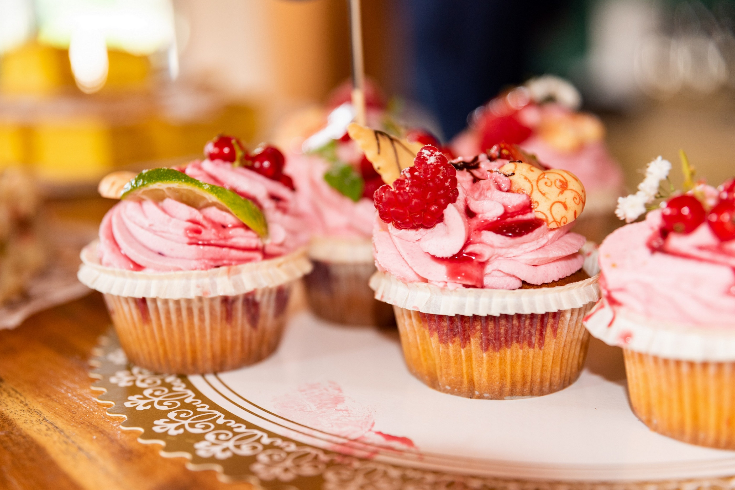 Hochzeit Cupcakes mit Beeren und Buttercreme — Holger Martens
