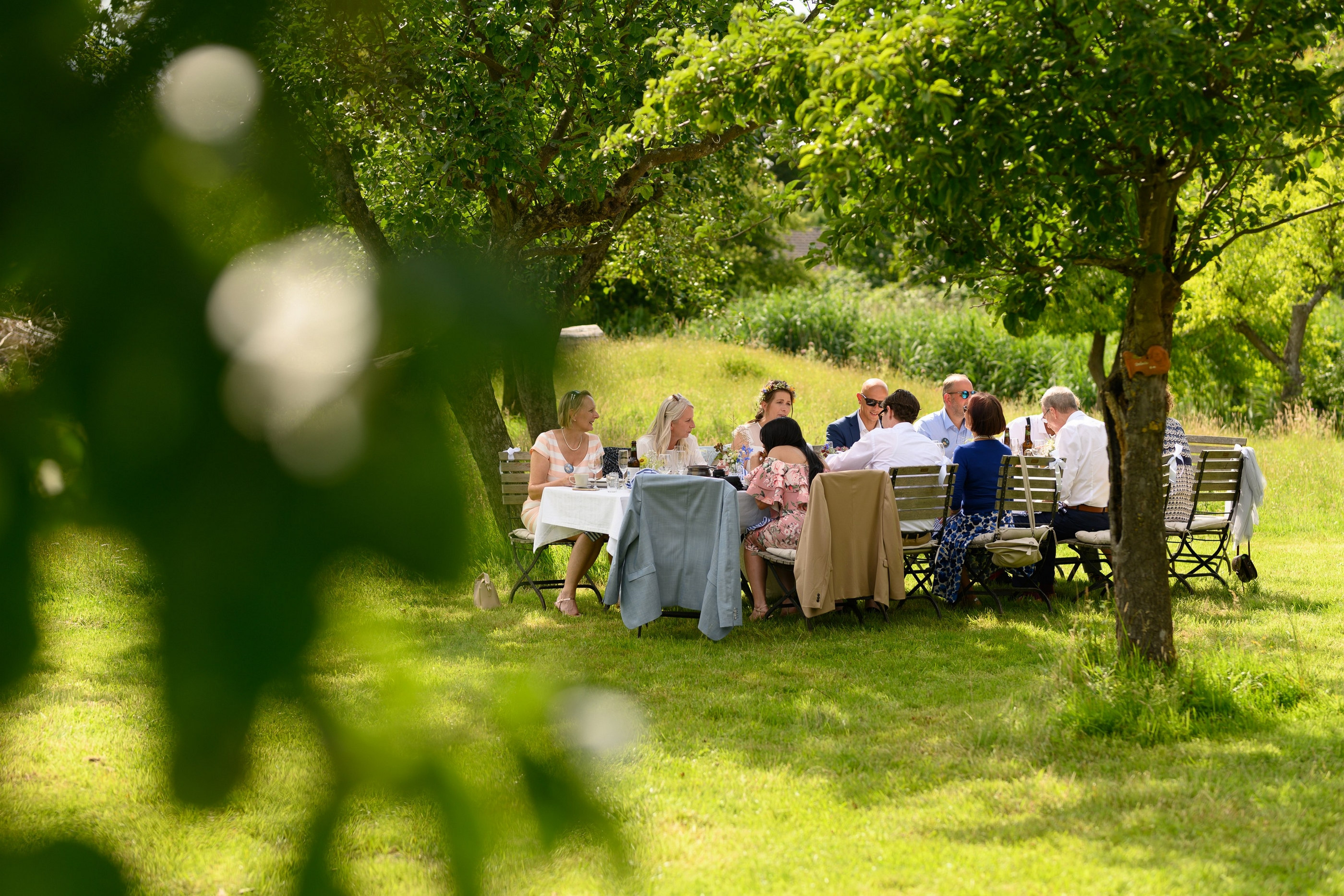 Hochzeitsfeier im Garten, elegante Gesellschaft, al fresco — Holger Martens