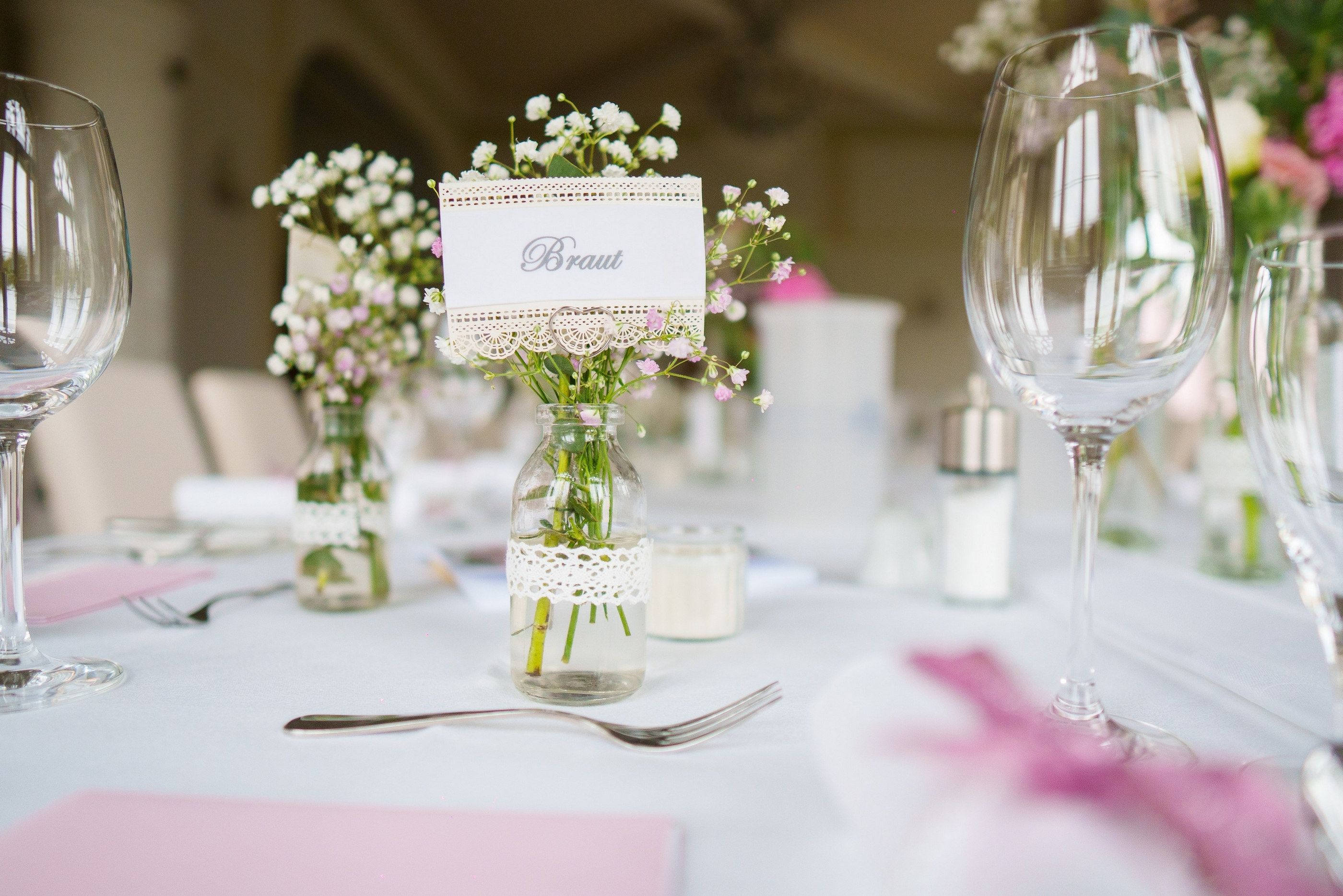 Hochzeitstisch mit Platzkarte und Schleierkraut-Dekoration — Holger Martens