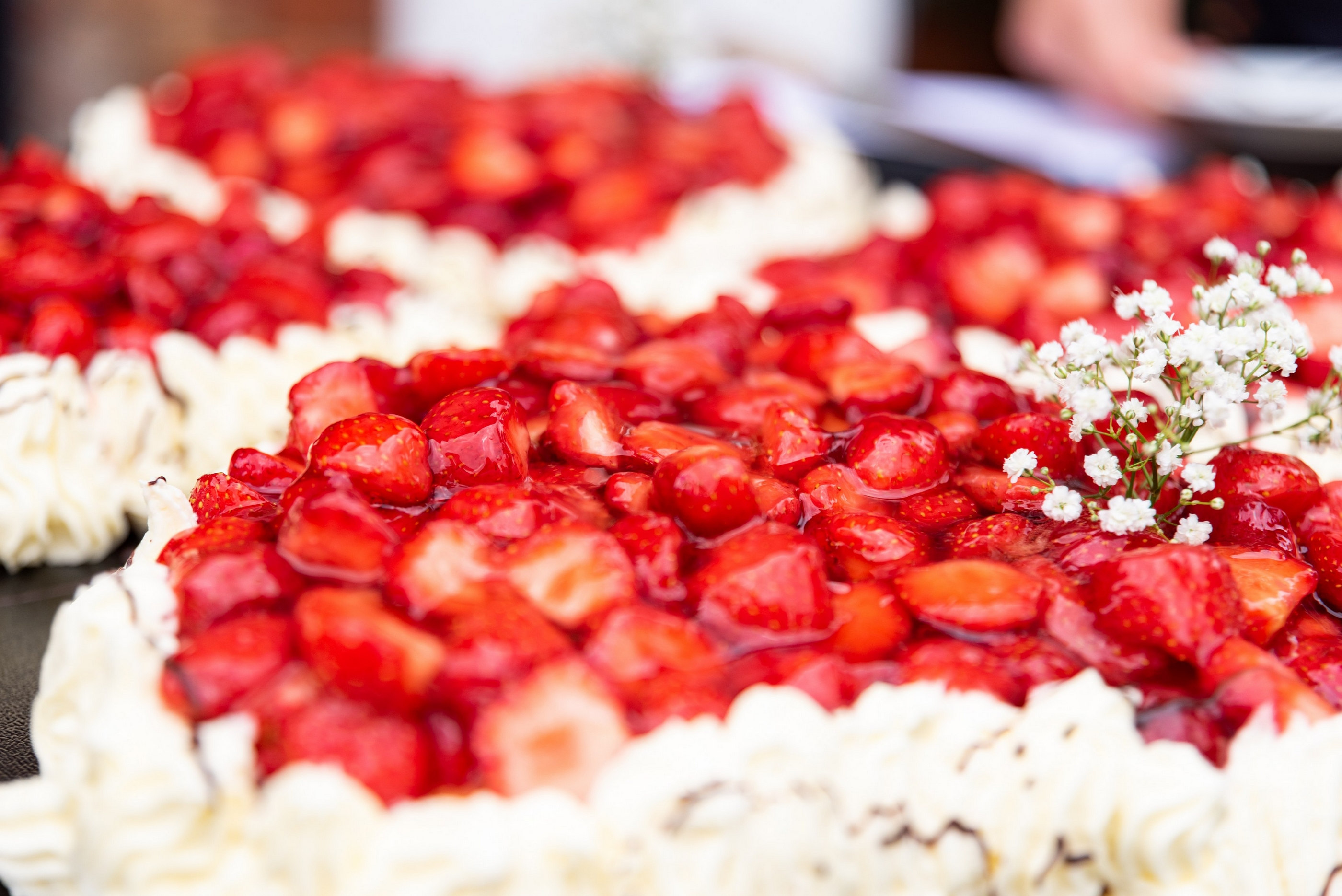 Hochzeitstorte mit frischen Erdbeeren und Sahne — Holger Martens