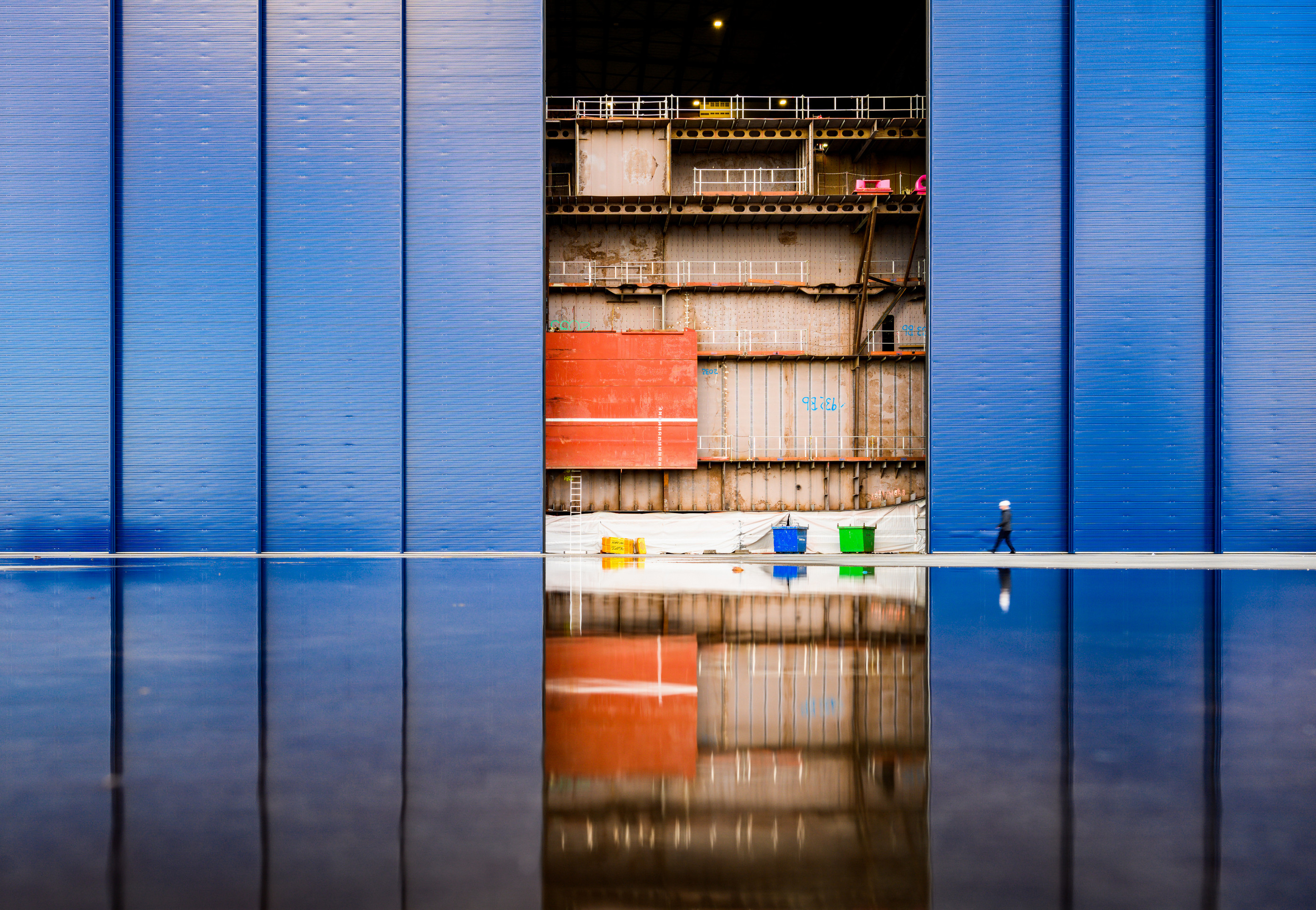 Industriefotografie: Spiegelung in einer Werfthalle während des Schiffbaus