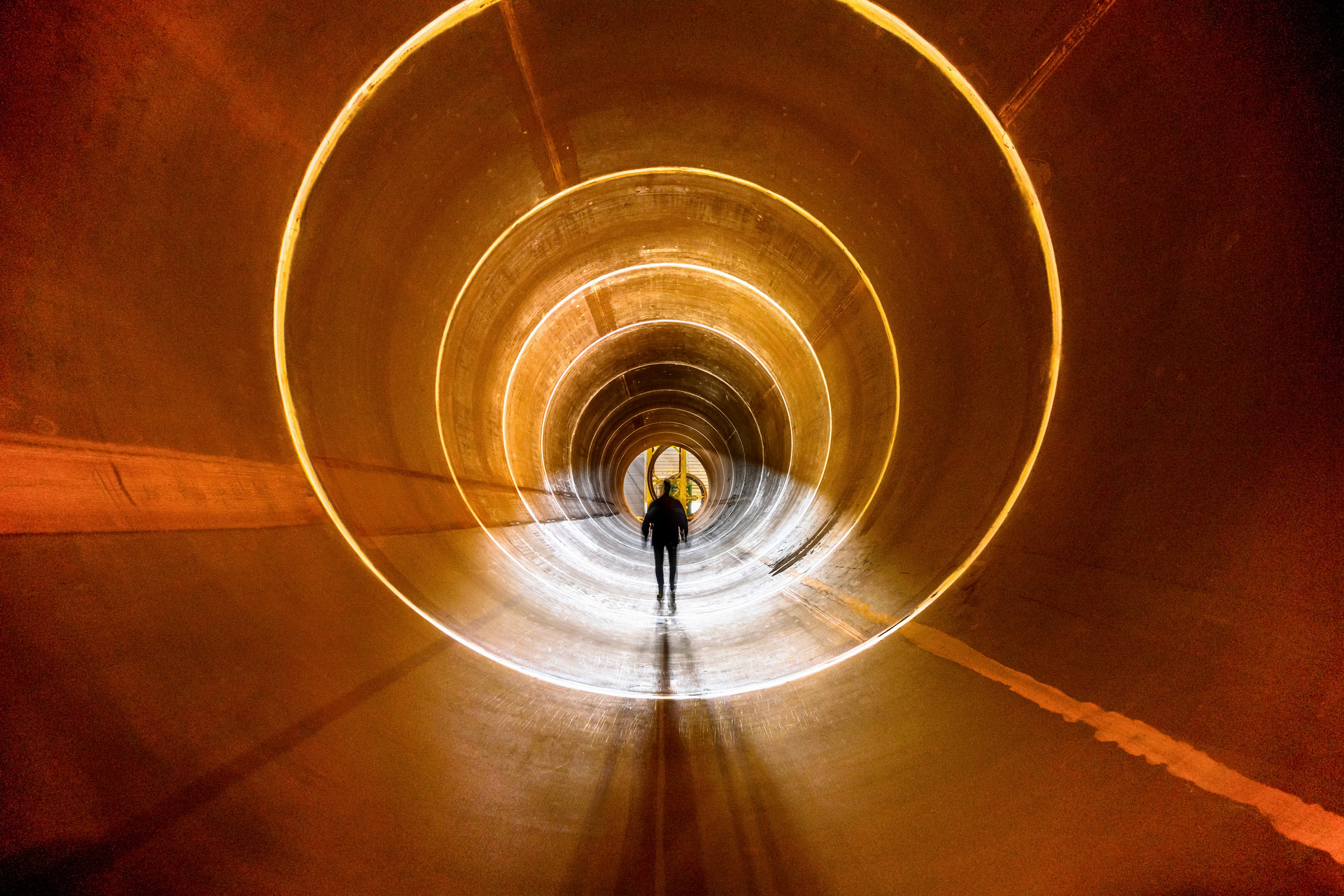 Industriereportage: Arbeiter bei der Stahlrohrproduktion