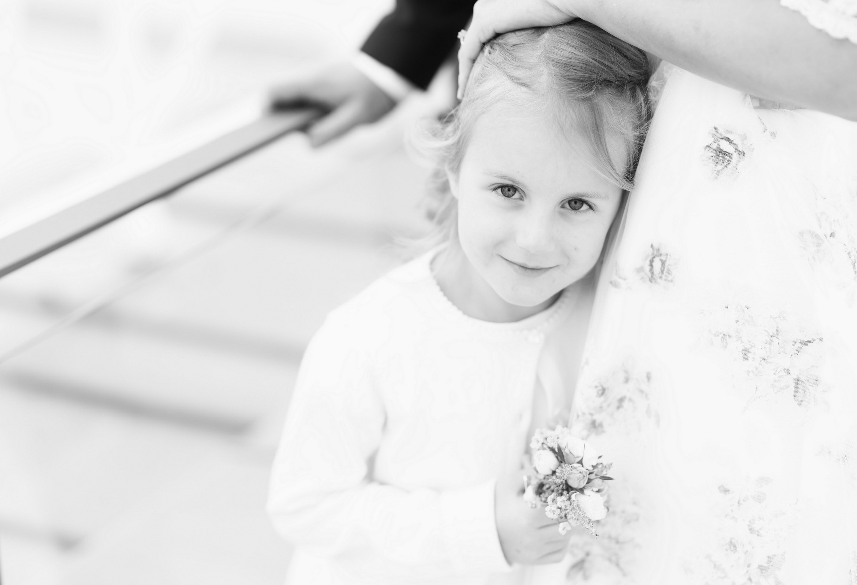 Kindportrait mit besticktem Kleid, Schwarz-Weiß — Holger Martens