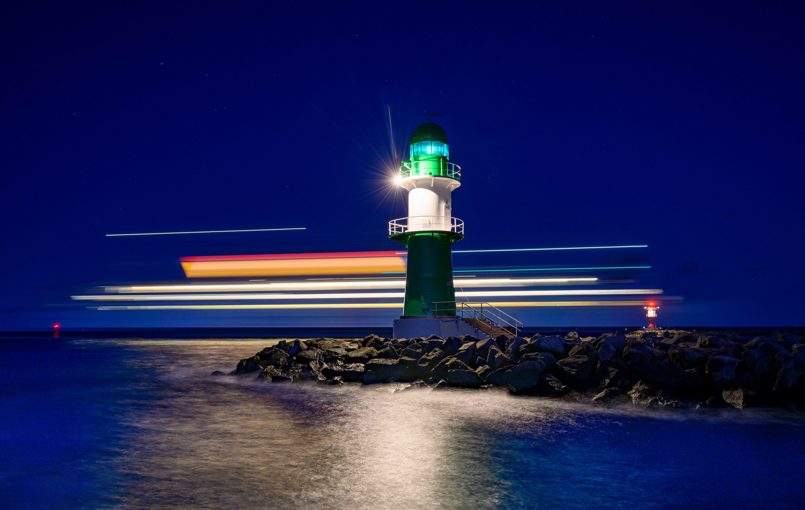 Leuchtturm Lichtspuren Blaue Stunde Langzeitbelichtung — Holger Martens