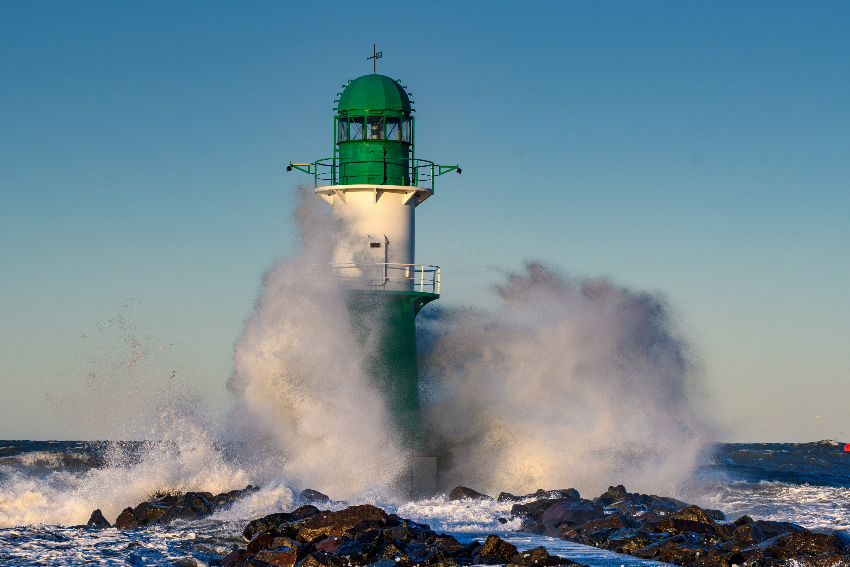 Leuchtturm Sturmwellen Gischt dramatisch — Holger Martens