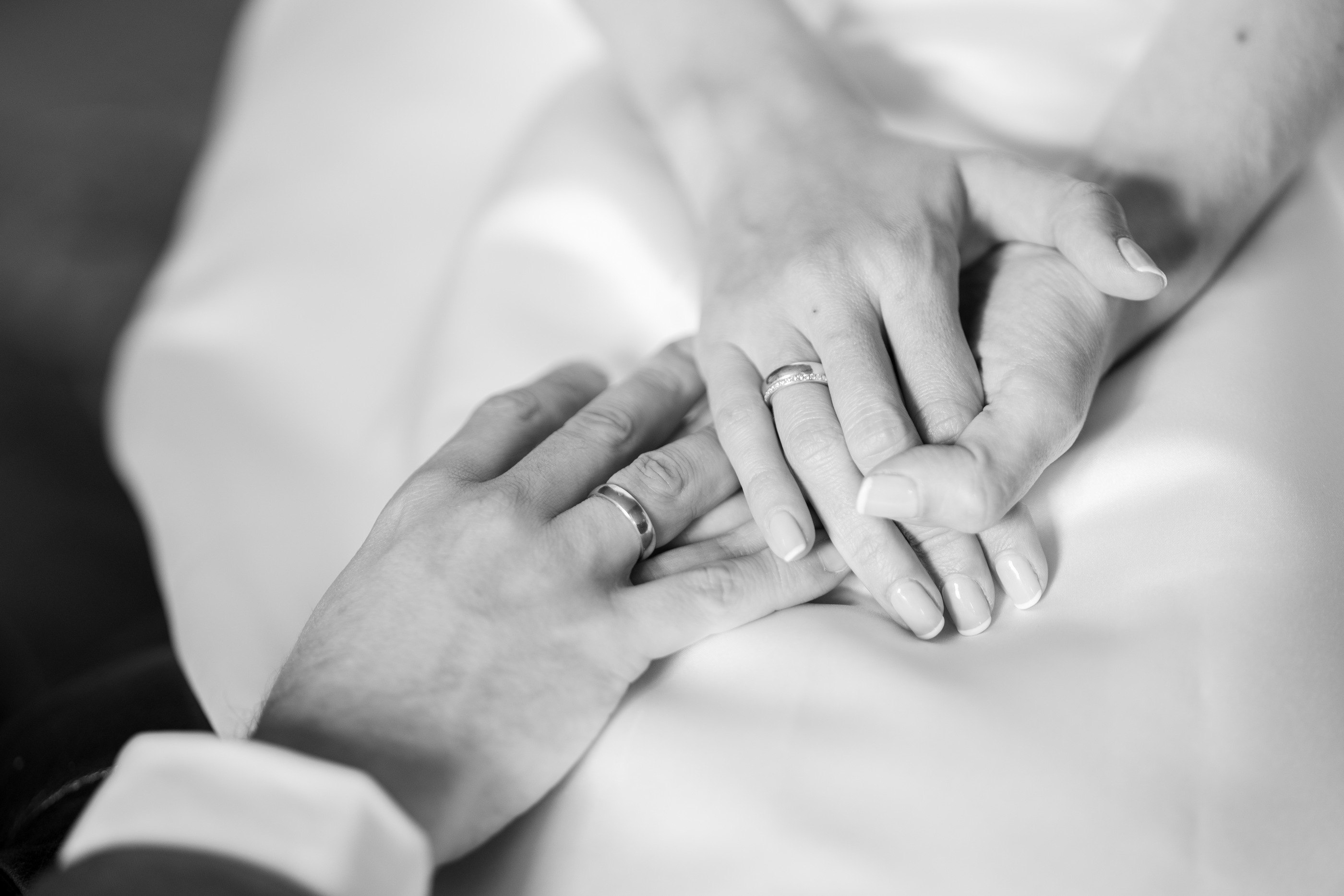 Neugeborenes mit Babyhänden und Eheringen, Schwarz-Weiß — Holger Martens