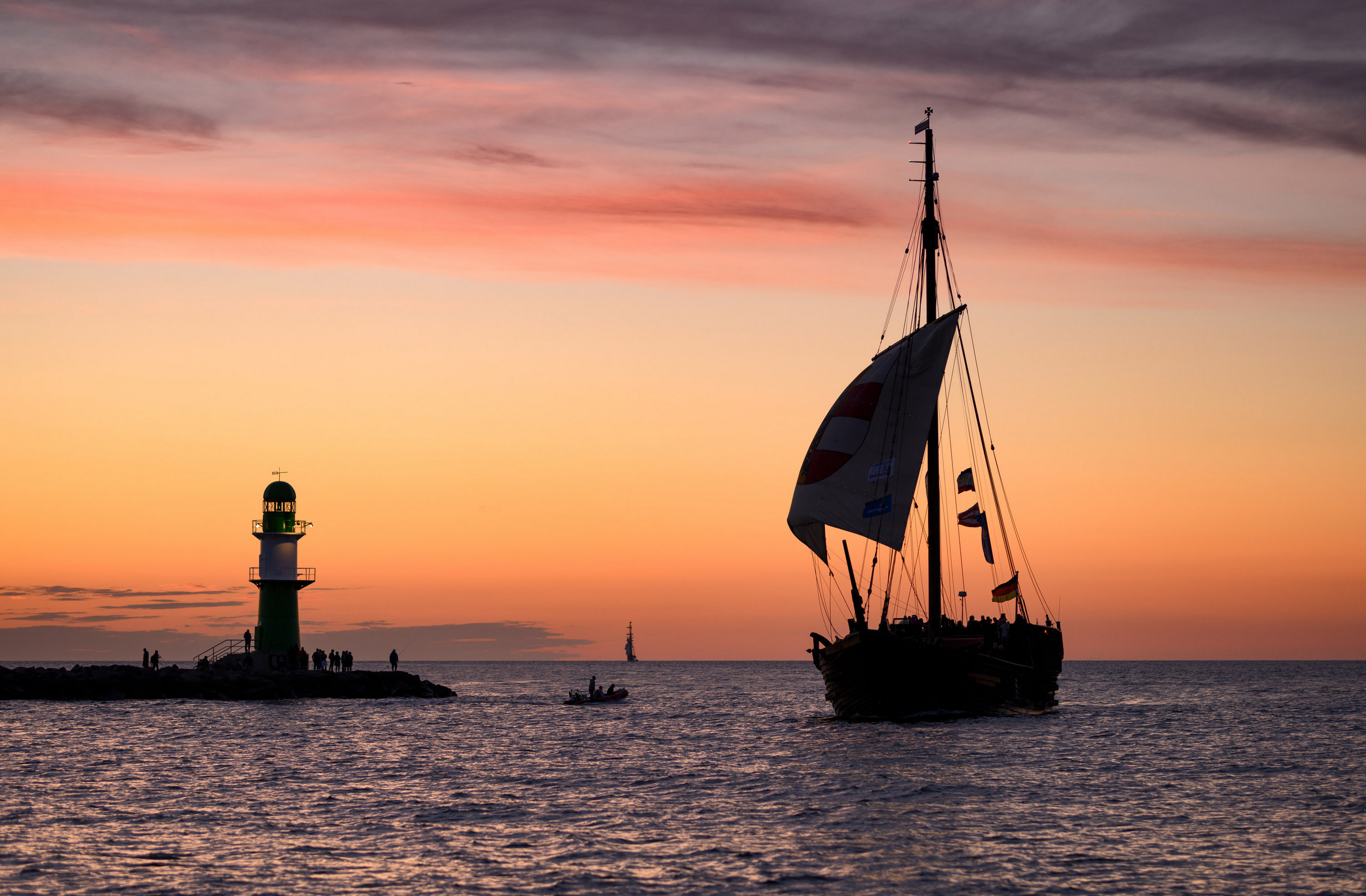 Segelschiff Leuchtturm Abendlicht Ostsee — Holger Martens