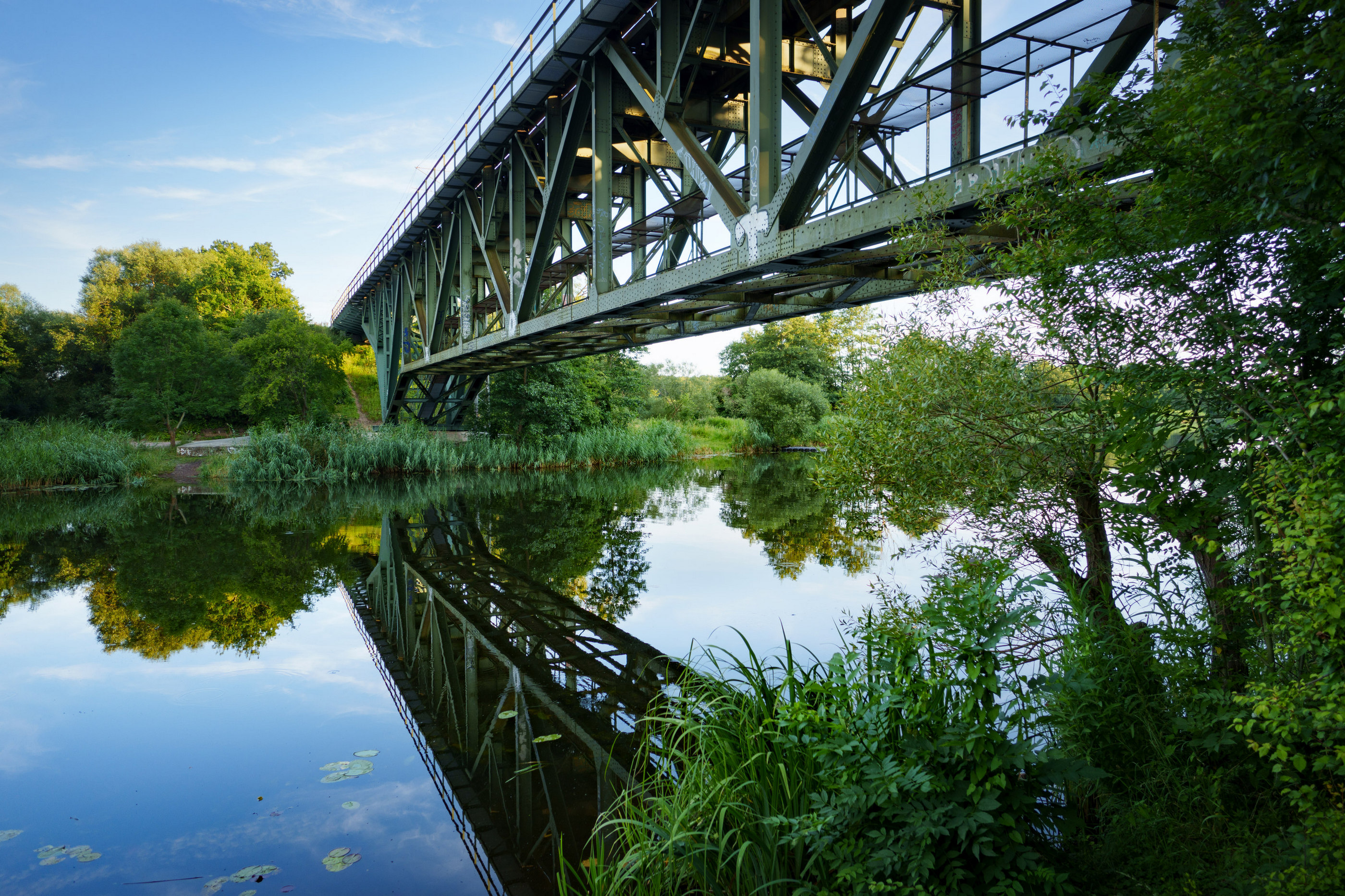 Stahlbrücke Spiegelung Fluss Langzeitbelichtung — Holger Martens