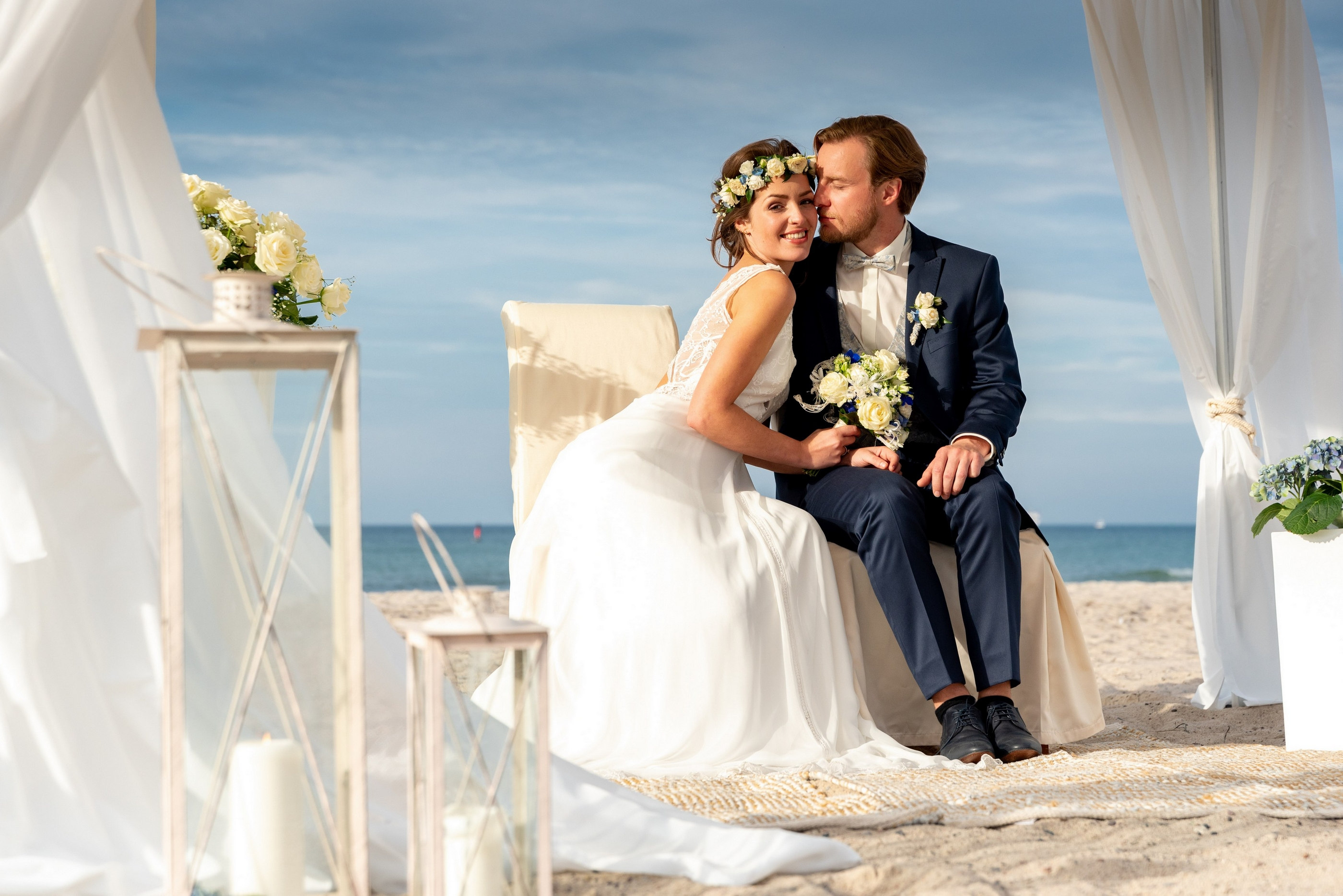 Strandhochzeit unter Pavillon mit weißen Rosen — Holger Martens