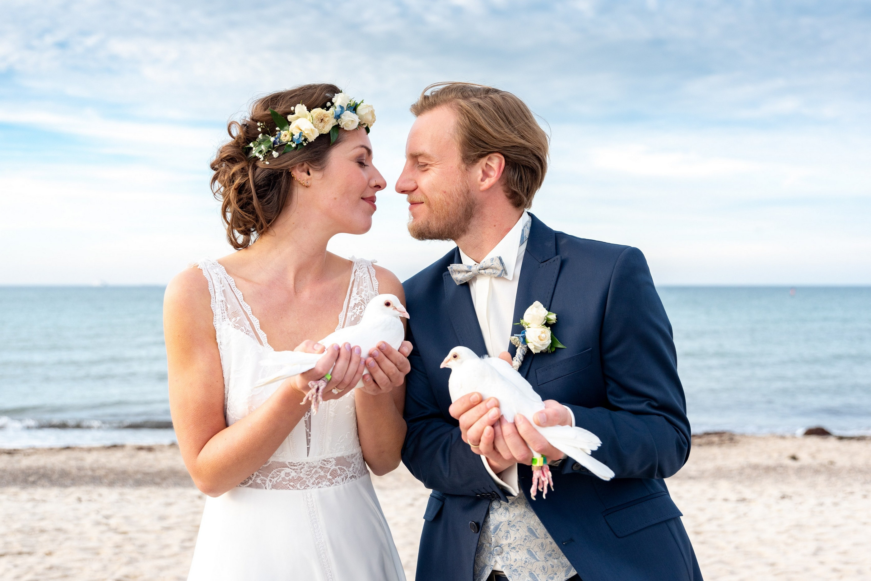 Strandhochzeit mit weißen Tauben, Brautpaar — Holger Martens